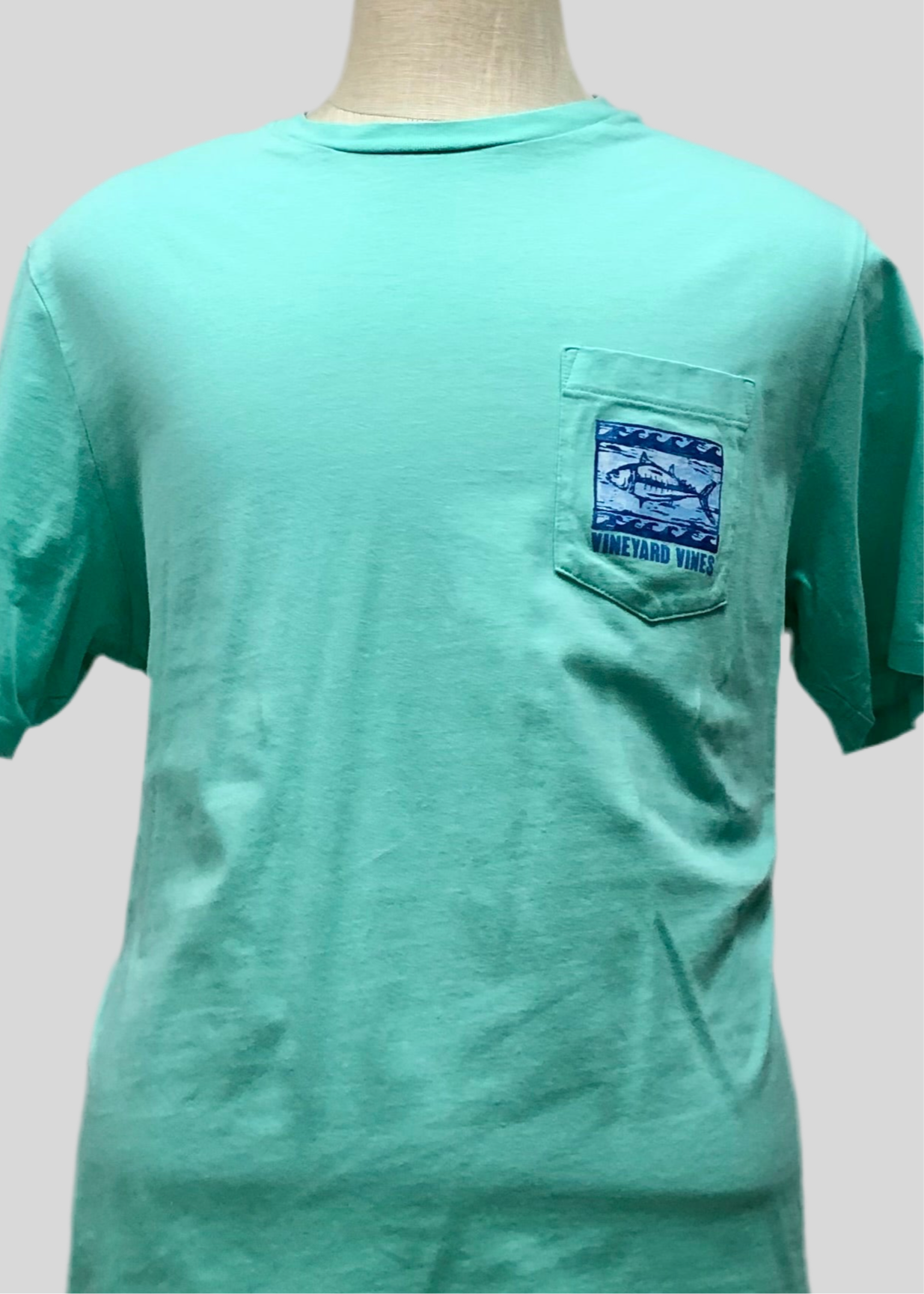 Camiseta de bolsillo Vineyard Vines 🐳 color turquesa con Diseño de Pez en azul Talla L