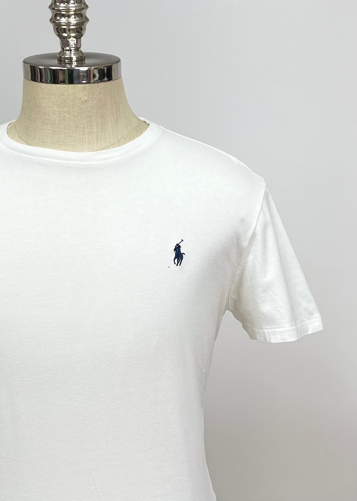 Camiseta cuello redondo Polo Ralph Lauren 🏇🏼 color blanco y logo en azul navy Talla S