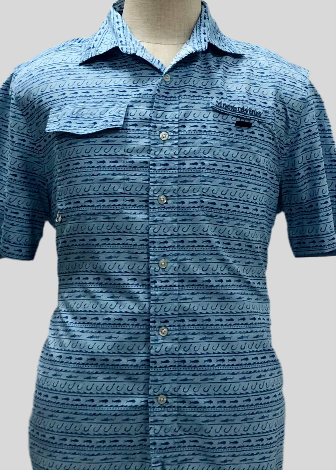 Camisa Vineyard Vines 🐳 Modelo Harbor Color celeste con diseño de pesca en color azul Talla M Entalle regular