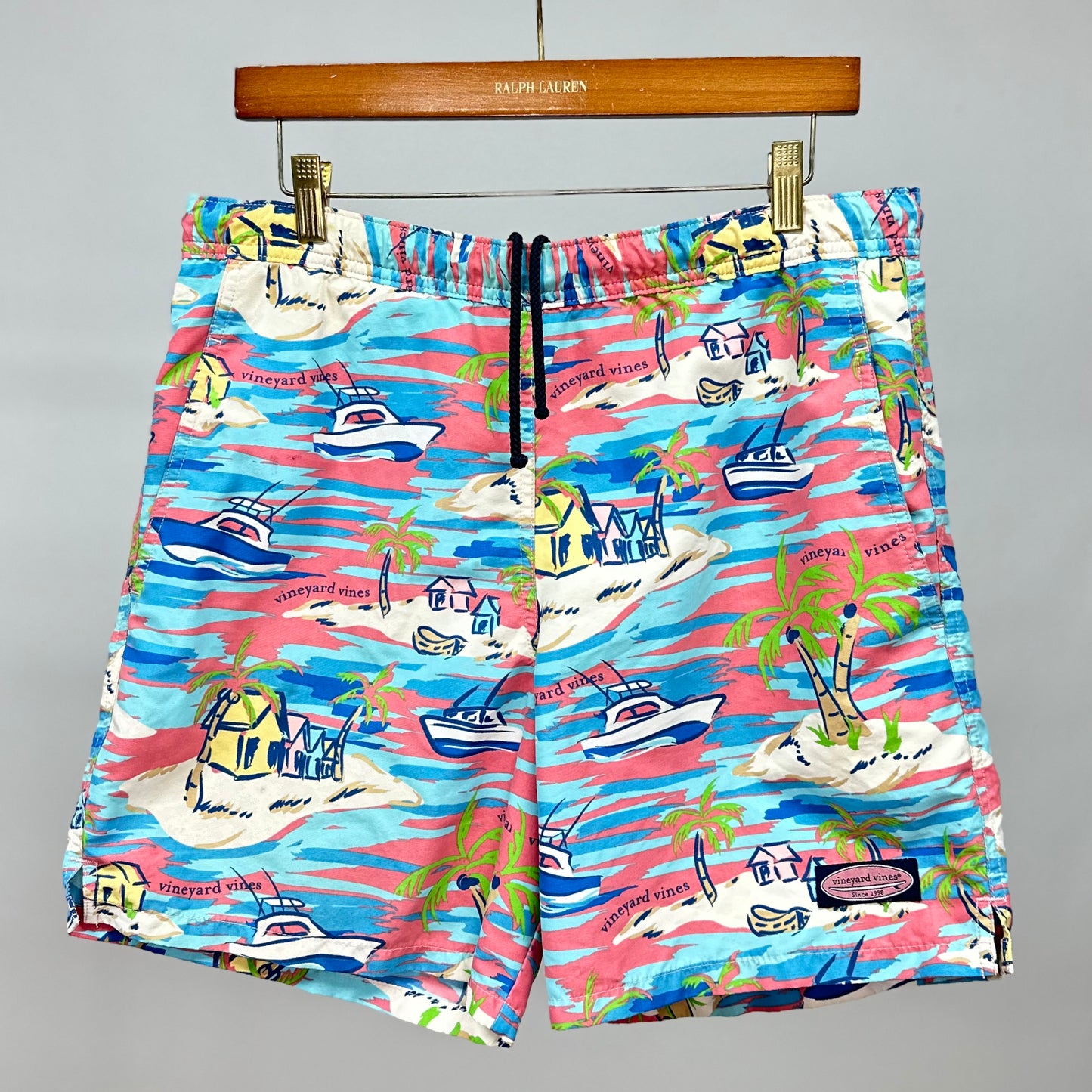 Shorts de baño Vineyard Vines 🐳 en color rosado y celeste con diseño de isla Talla S