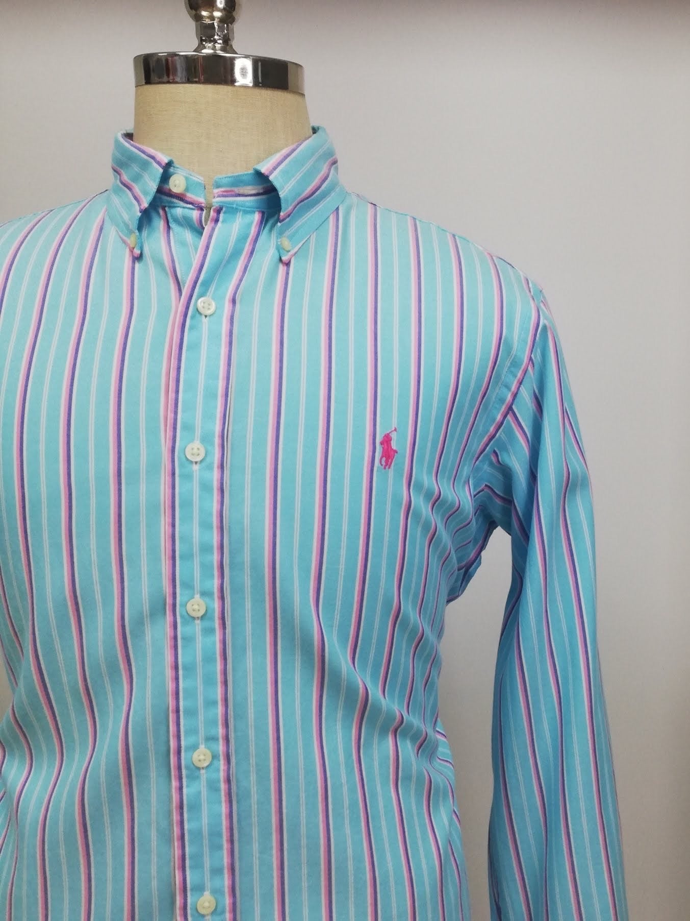 Camisa Polo Ralph Lauren 🏇🏼 color celeste con rayas en color rosado, azul y blanco Talla L Entalle Regular
