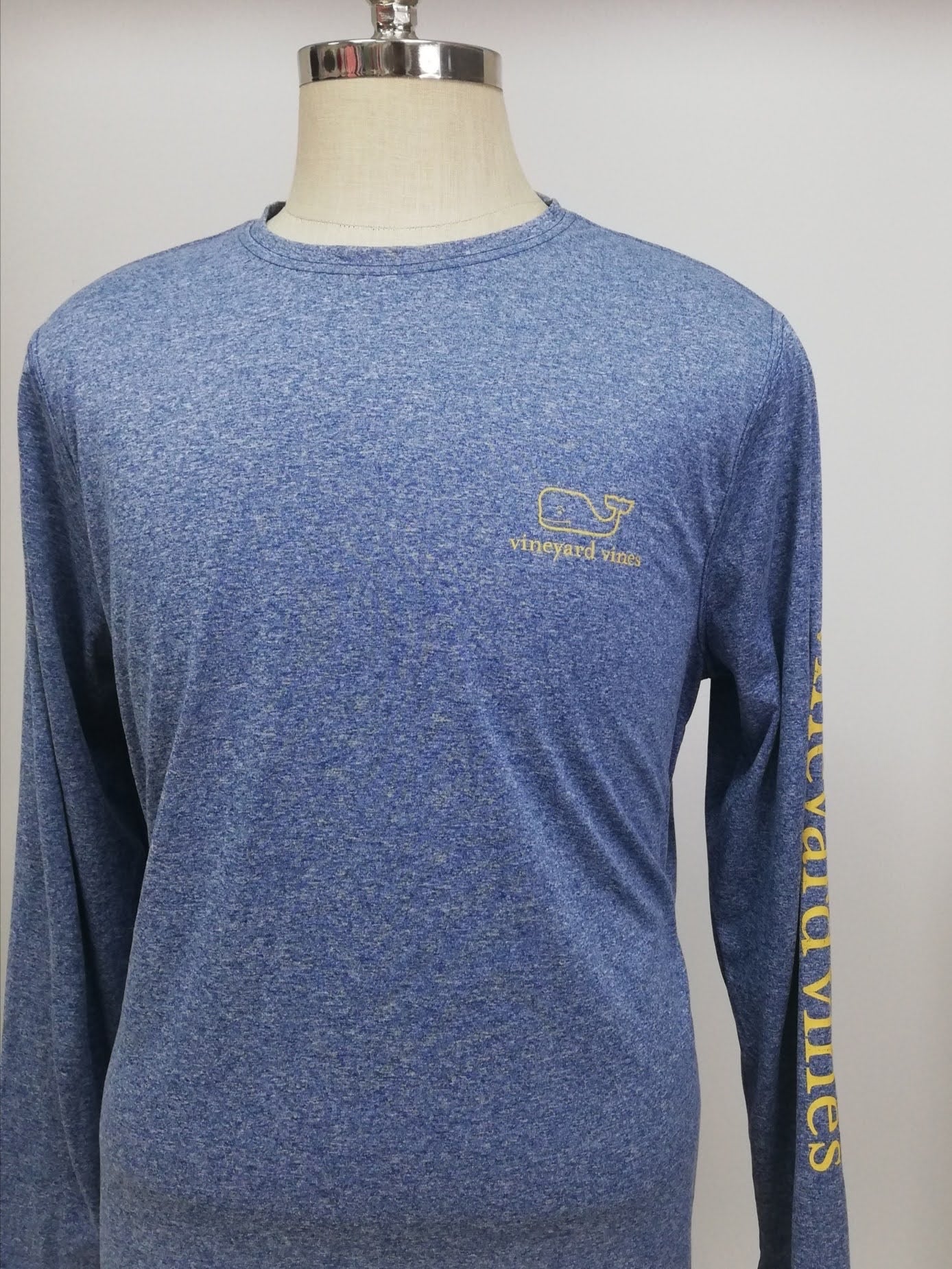 Camiseta cuello redondo Vineyard Vines 🐳 Performance color azul grisáceo con Diseño de ballena Talla XL