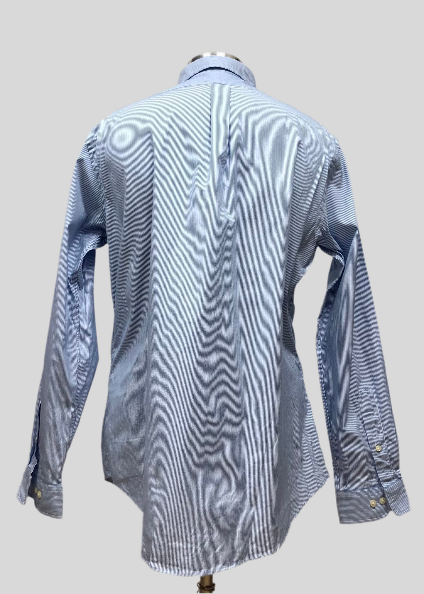 Camisa Polo Ralph Lauren 🏇🏼 con patron de rayas finas en color celeste y blanco Talla L Entalle Custom Fit