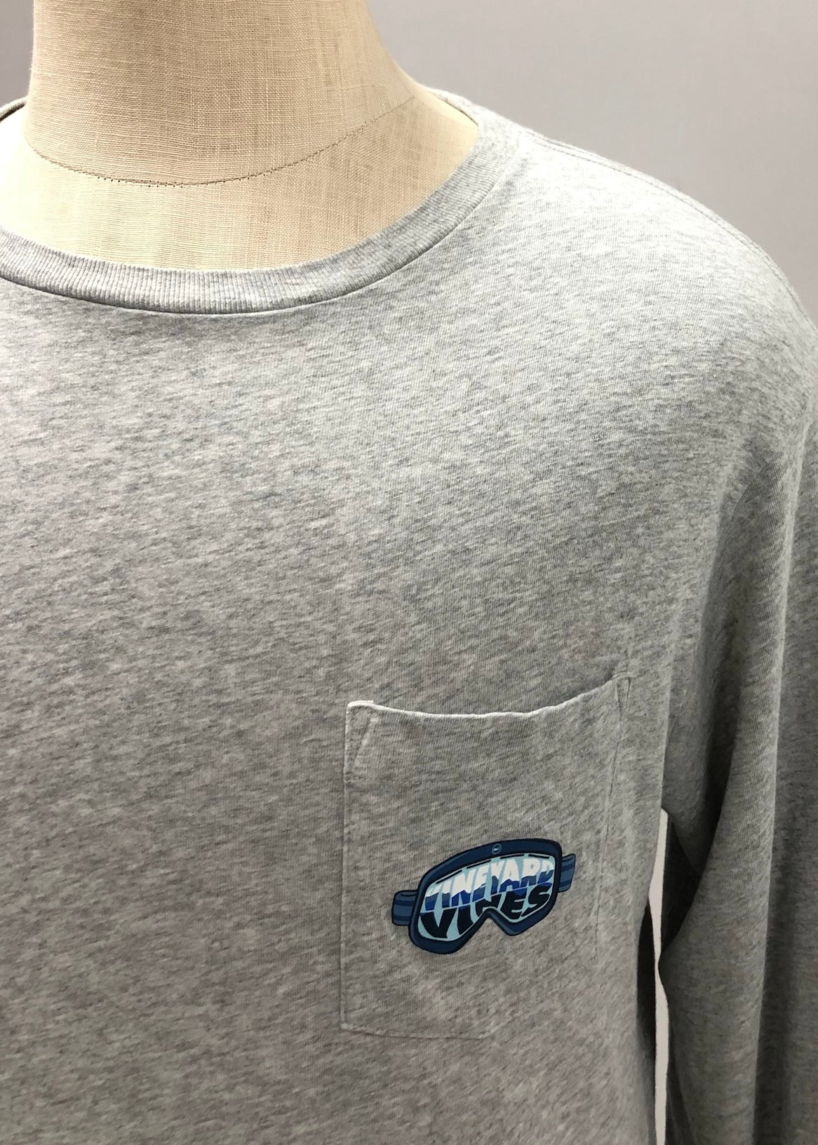 Camiseta cuello redondo Vineyard Vines 🐳 color gris claro con Diseño de lentes Talla M