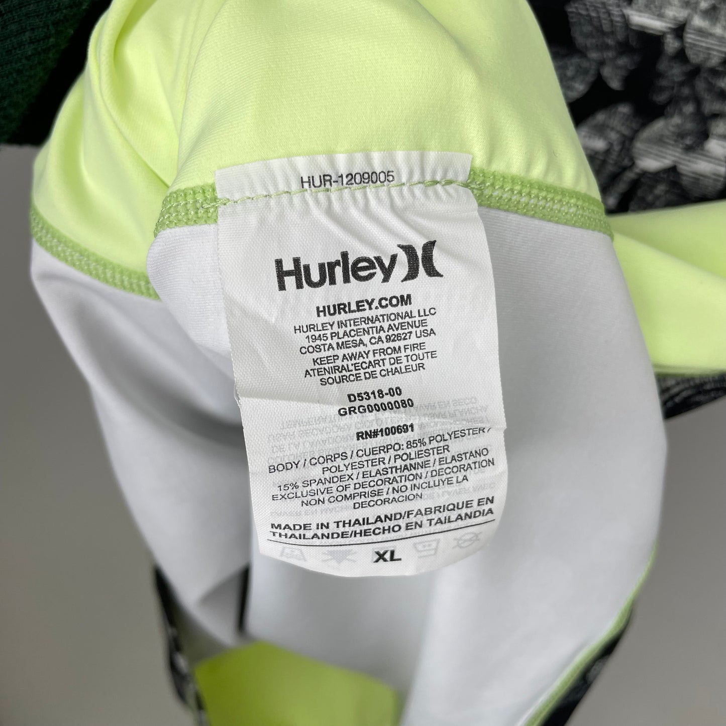 Camiseta de baño Hurley 🏄🏽‍♂️  color negro y verde claro con diseño floral Talla XL de mujer