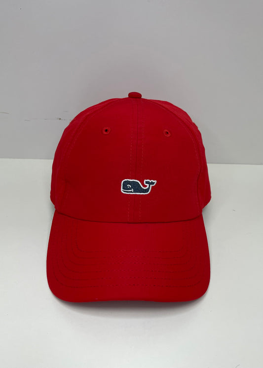 Gorra Vineyard Vines 🐳 color rojo intenso y logotipo en color negro