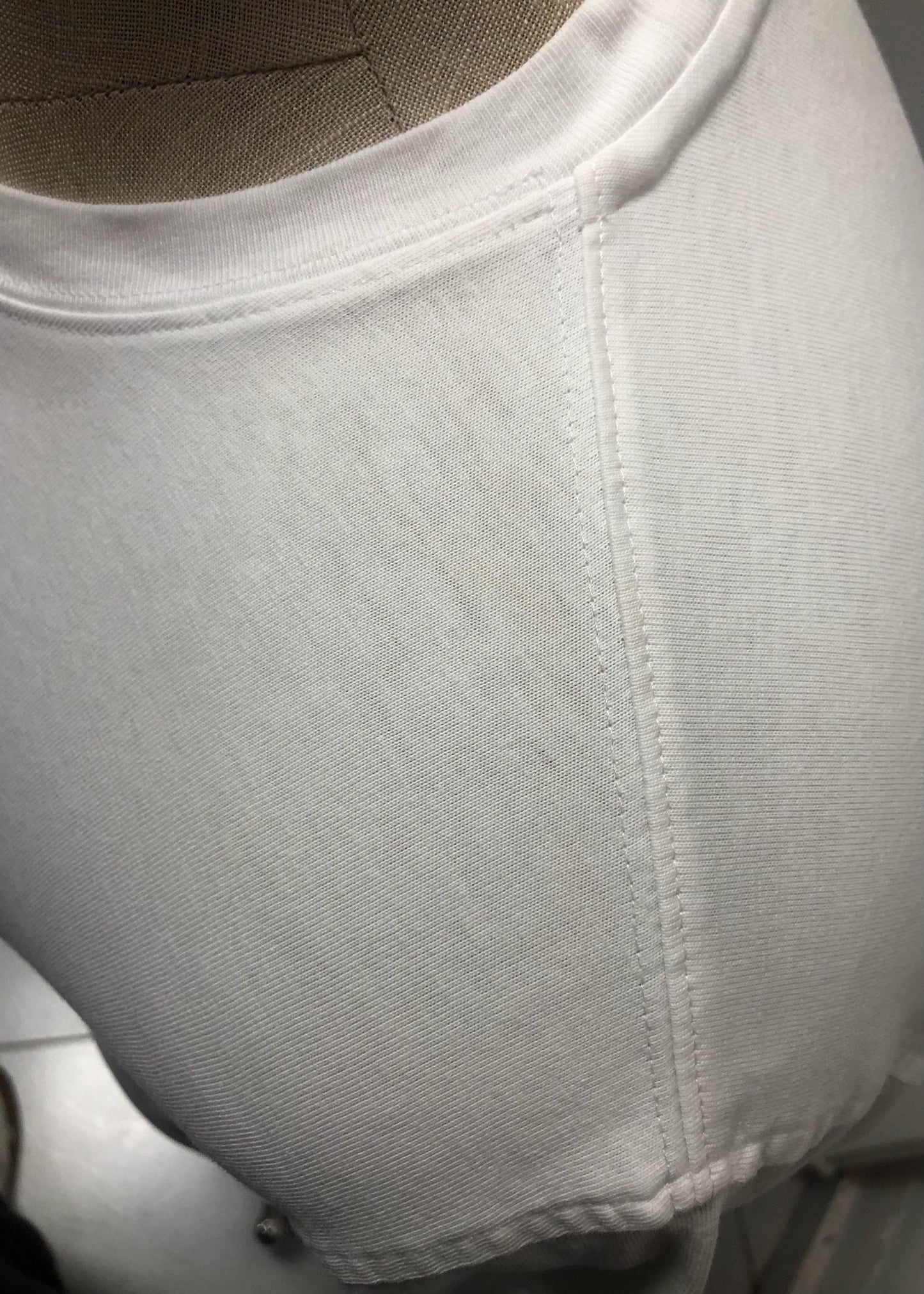 Camiseta cuello redondo Brooks Brothers 🐑 color blanco y logo dorado Talla Medium (ver descripción)