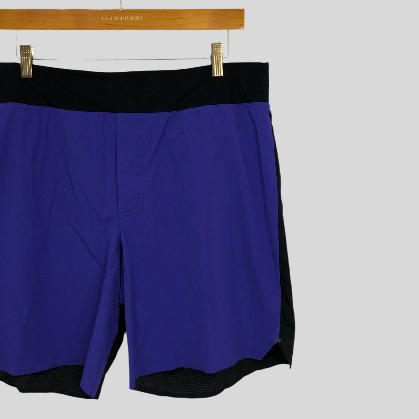 Shorts Híbrido On Running 🏃‍♂️ Tela performance color morado y negro talla XL