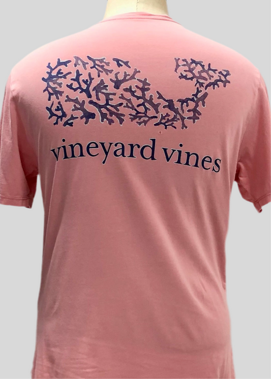 Camiseta cuello redondo Vineyard Vines 🐳 color rosado claro con Diseño de Ballena Coral Talla M (ver descripción)