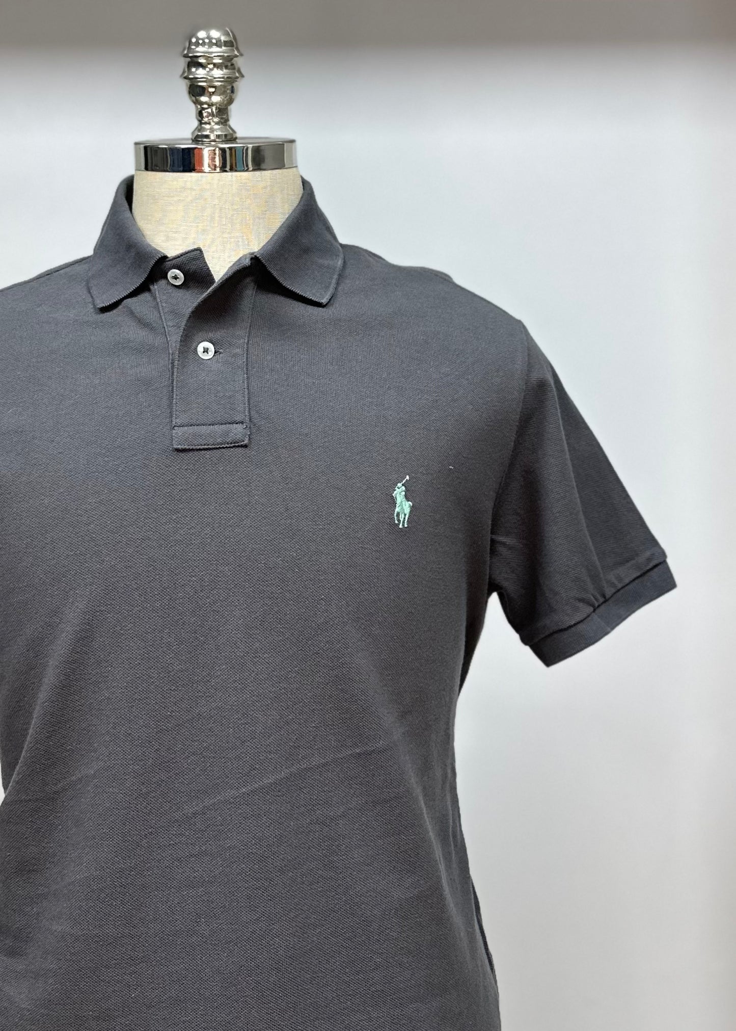 Camiseta Polo Ralph Lauren 🏇🏼 color gris oscuro Talla L Entalle Custom Fit