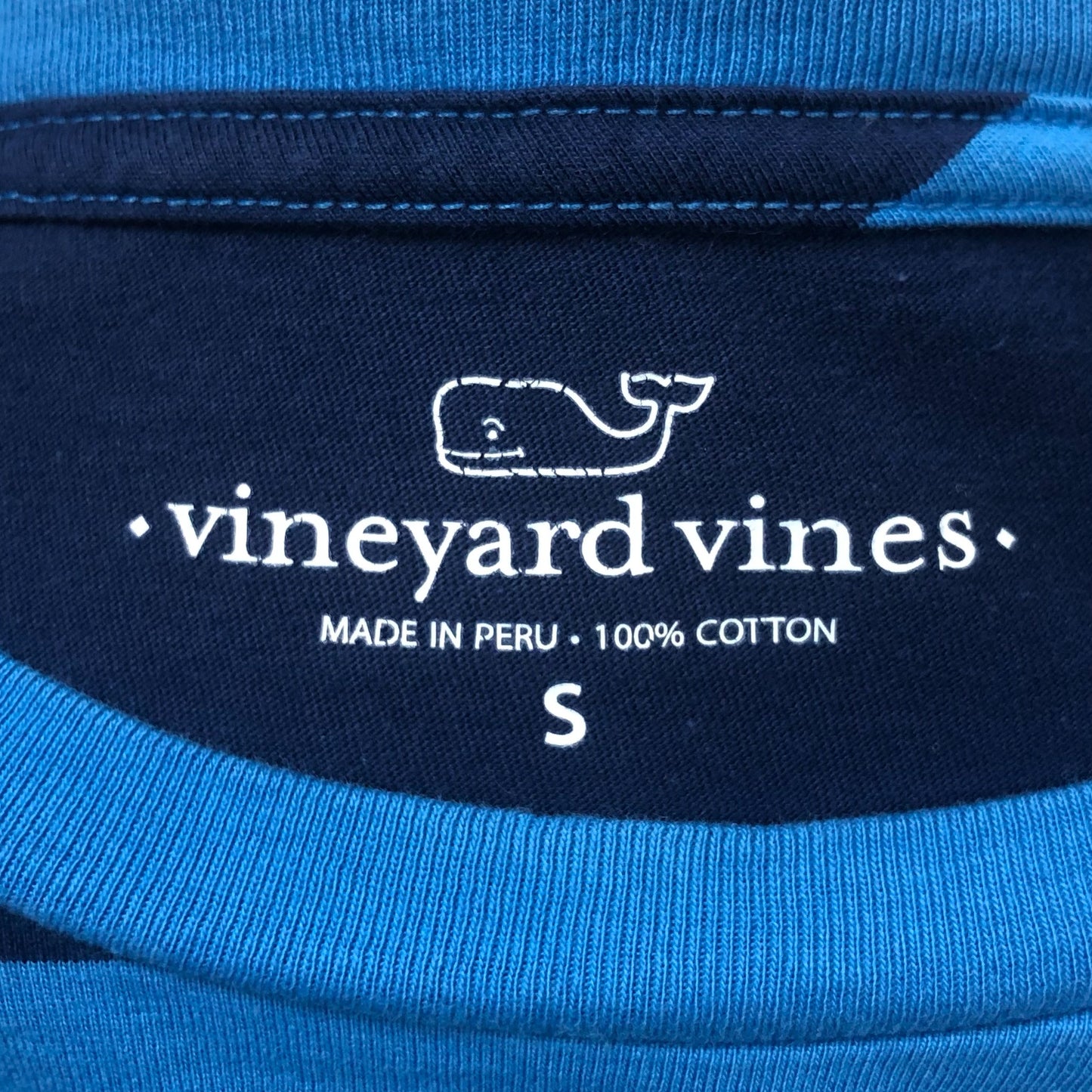 Camiseta de bolsillo Vineyard Vines 🐳 con  franjas en celeste y azul nav con Diseño de ballena en blanco Talla S