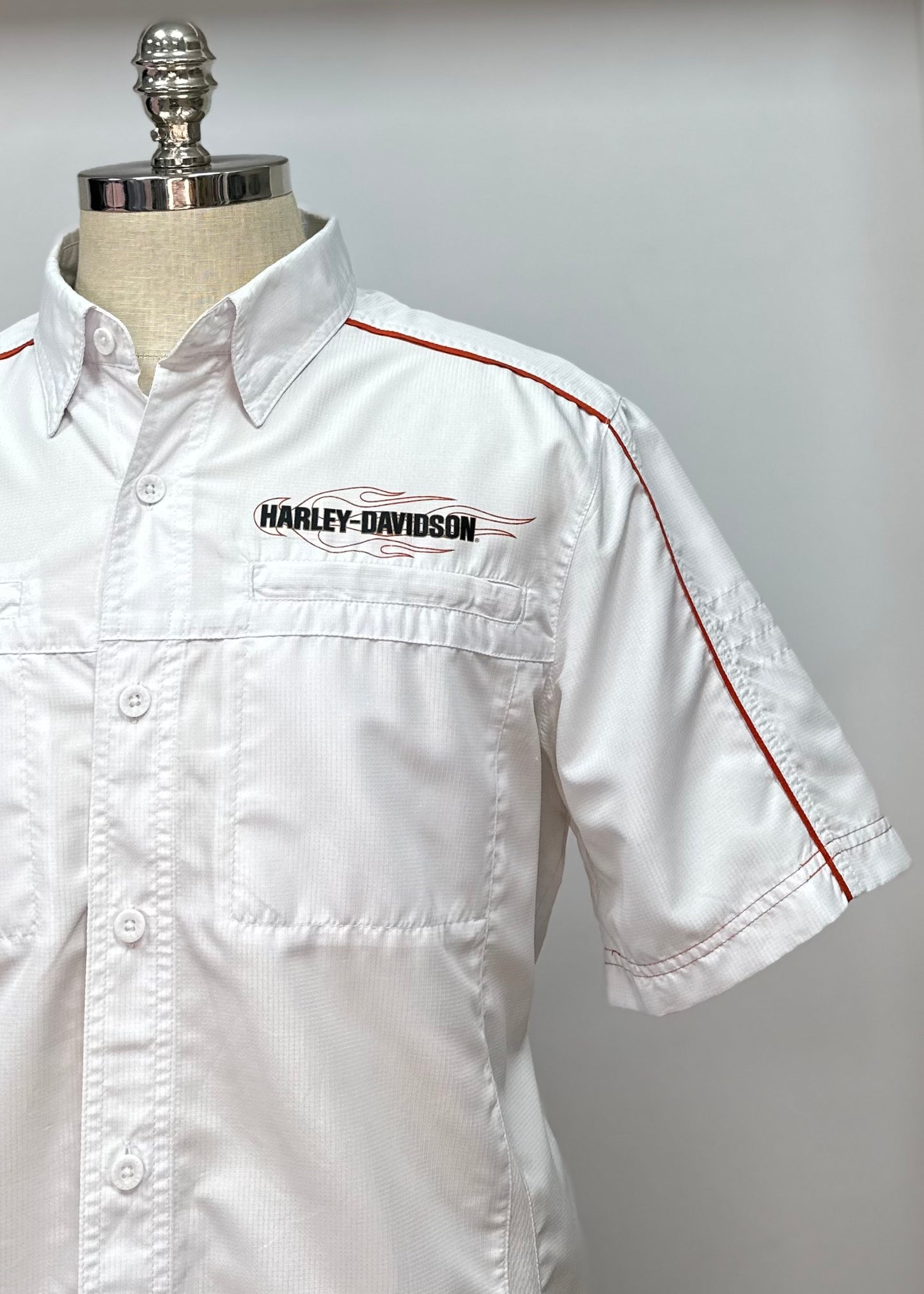 Camisa de botones Harley-Davidson  🏍 Color blanco con Logo en color naranja y negro Talla M Entalle Regular