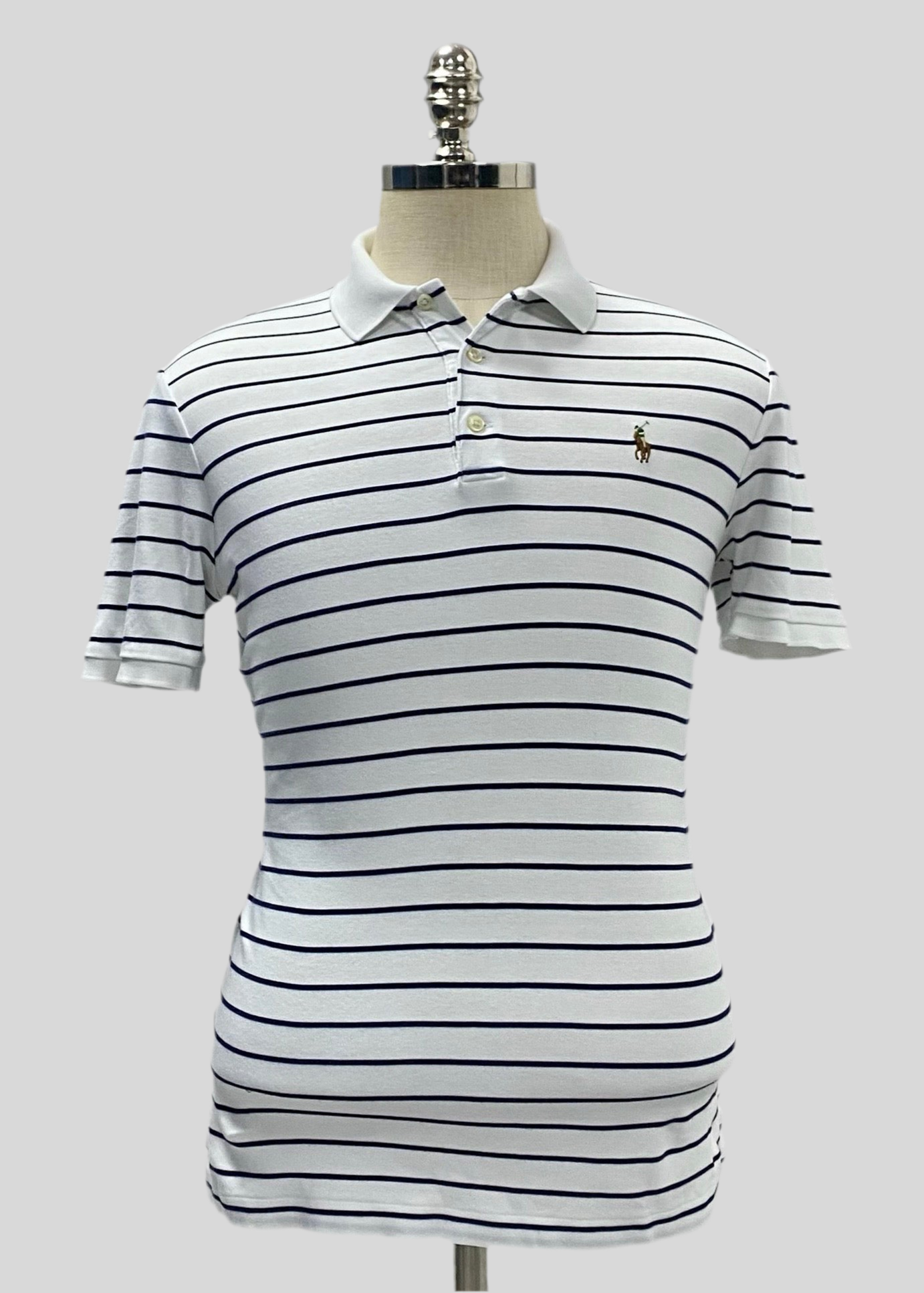 Camiseta Polo Ralph Lauren 🏇🏼 Color blanco con patrón de rayas color Azul navy Talla S Entalle Clásico