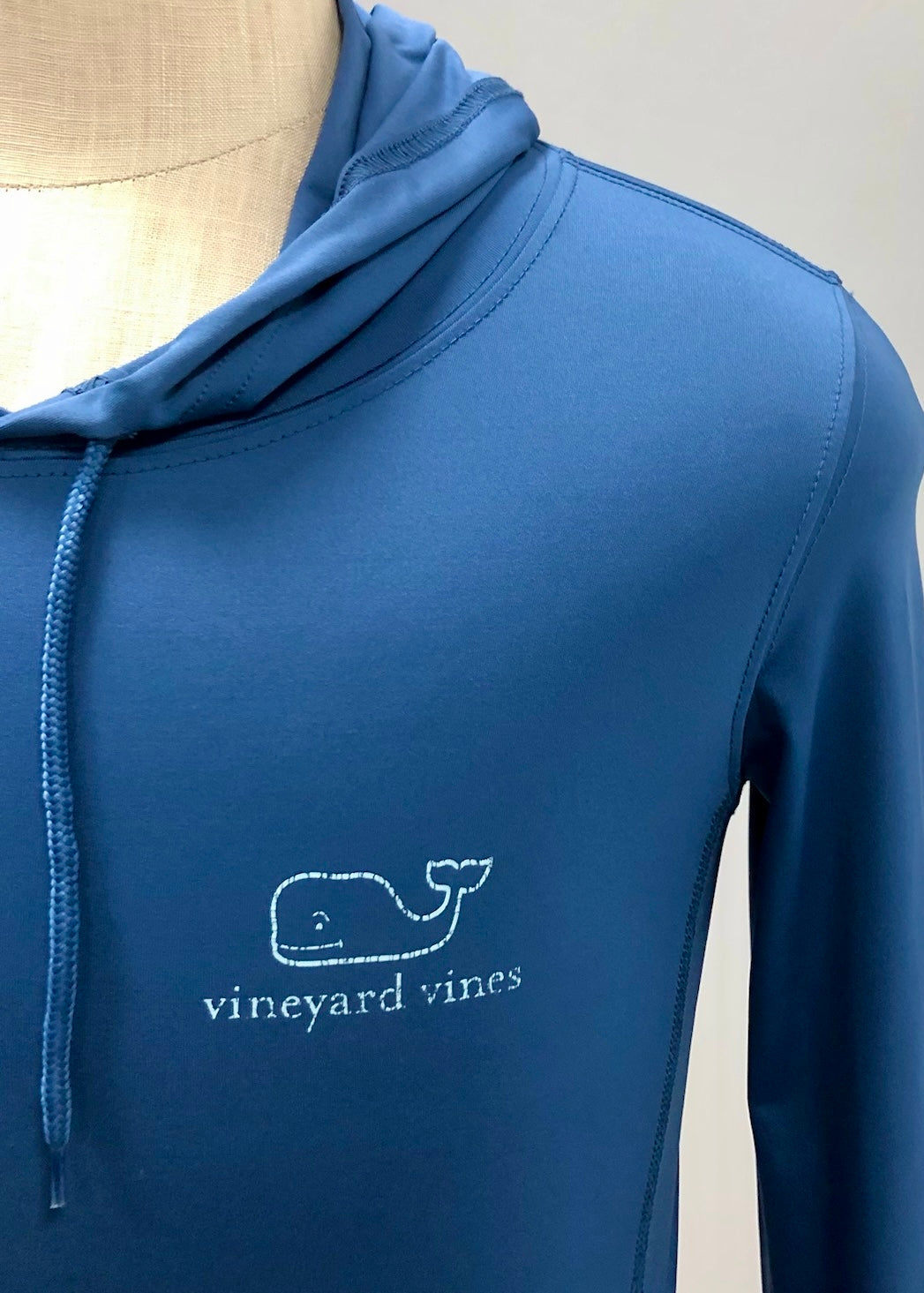 Camiseta con capucha Vineyard Vines 🐳 Tela Performance color azul Talla S Entalle Regular (ver descripción)