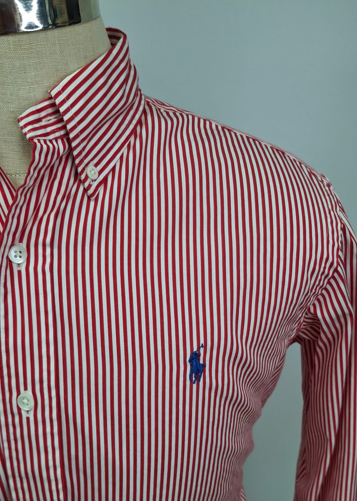 Camisa Polo Ralph Lauren 🏇🏼 con patron de rayas en color rojo y blanco Talla M Entalle Clásico