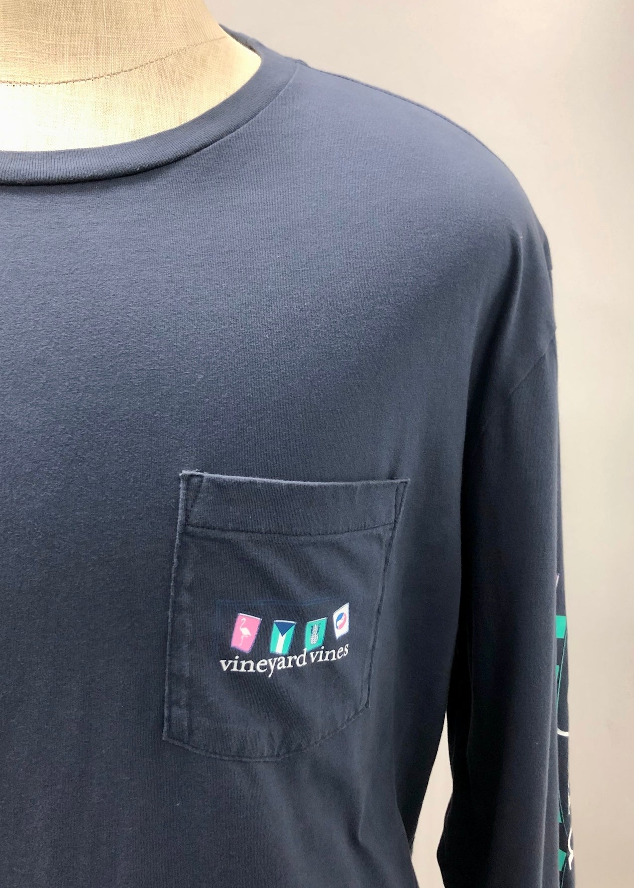 Camiseta de bolsillo Vineyard Vines 🐳 color azul grisáceo con Diseño de banderas Talla XL