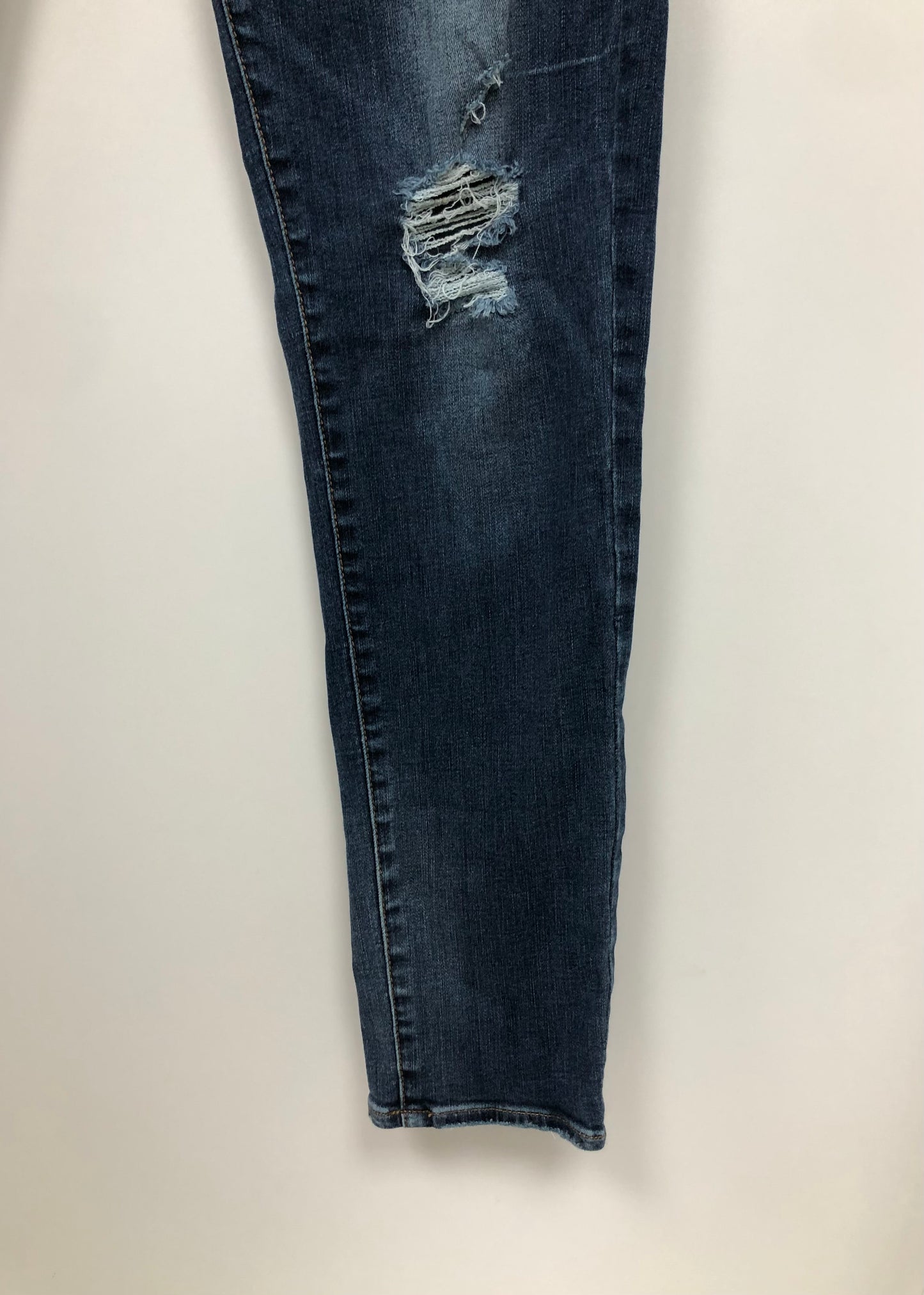 Pantalon jeans American Eagle 🦅  color azul oscuro y diseño descosido Talla 33x32 Corte Skinny