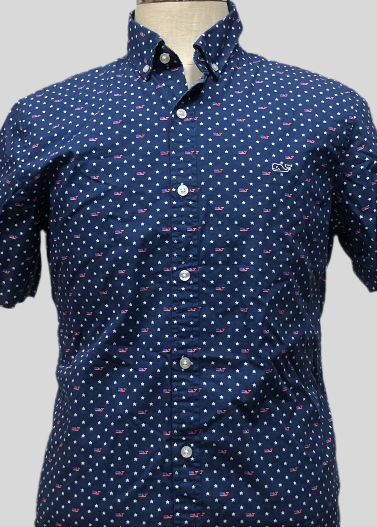 Camisa de botones Vineyard Vines 🐳 color azul navy con diseño de estrellas y banderas Talla M Entalle Slim Fit
