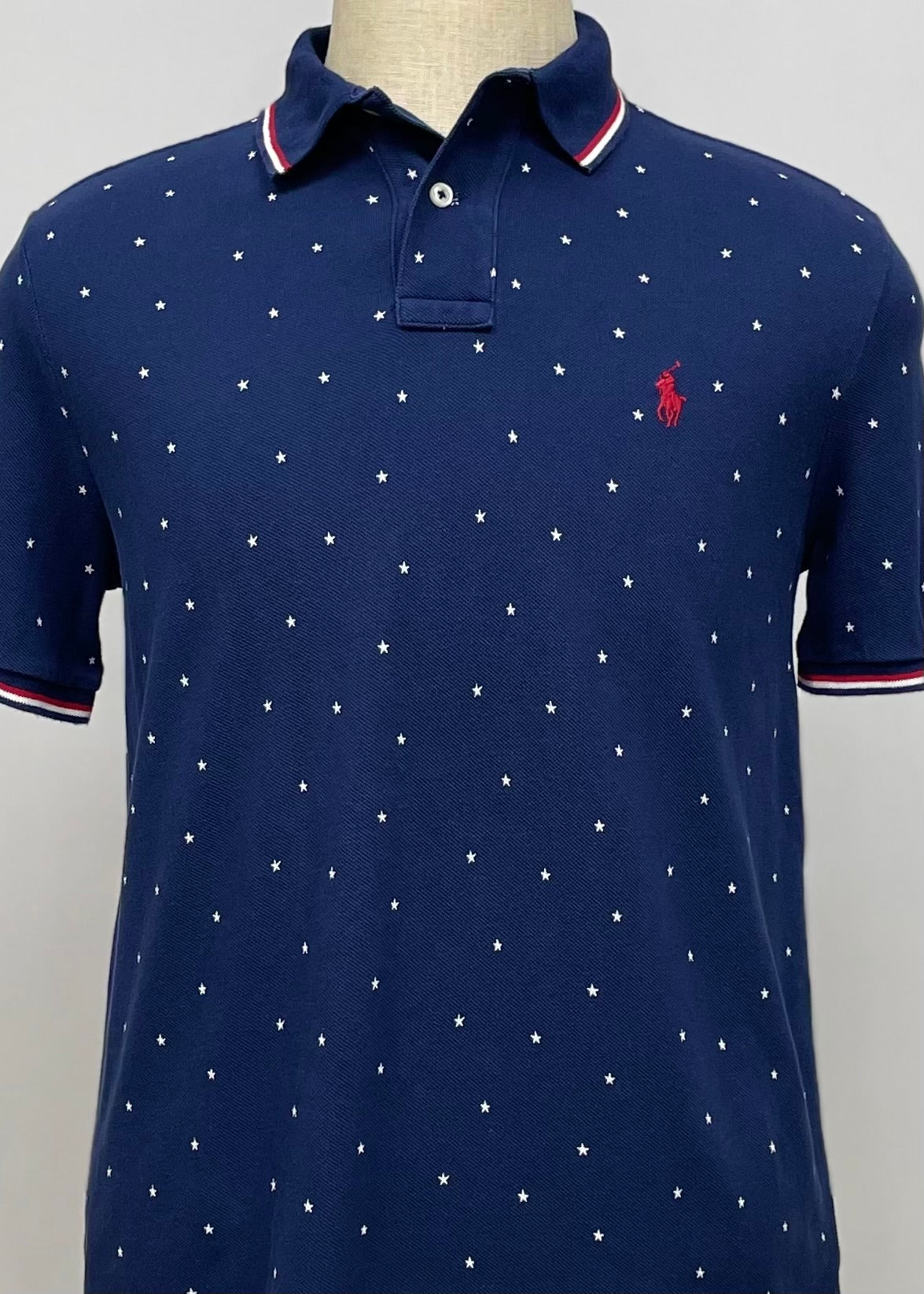 Camiseta Polo Ralph Lauren 🏇🏼 Color azul navy con diseño de estrellas en color blanco Talla M Entalle Clásico