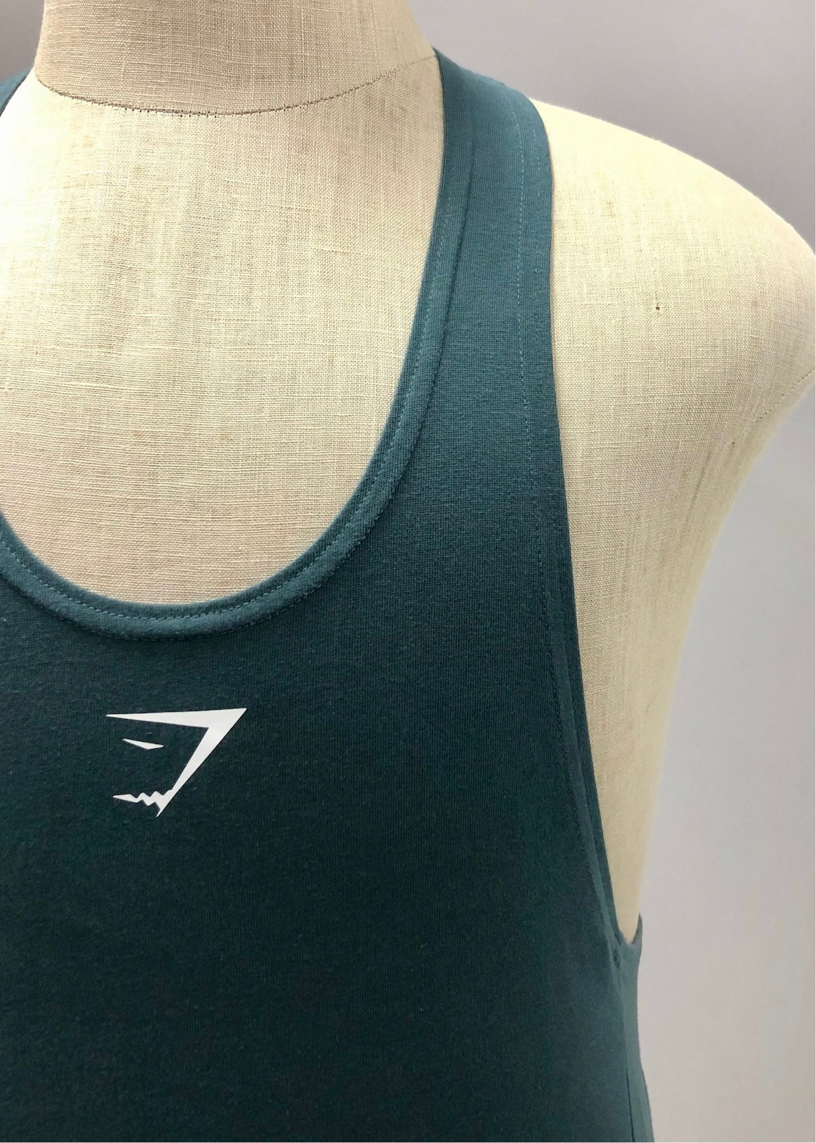 Camiseta de entrenamiento sin mangas Gymshark 🏋🏽 color verde oscuro y logo en blanco Talla S