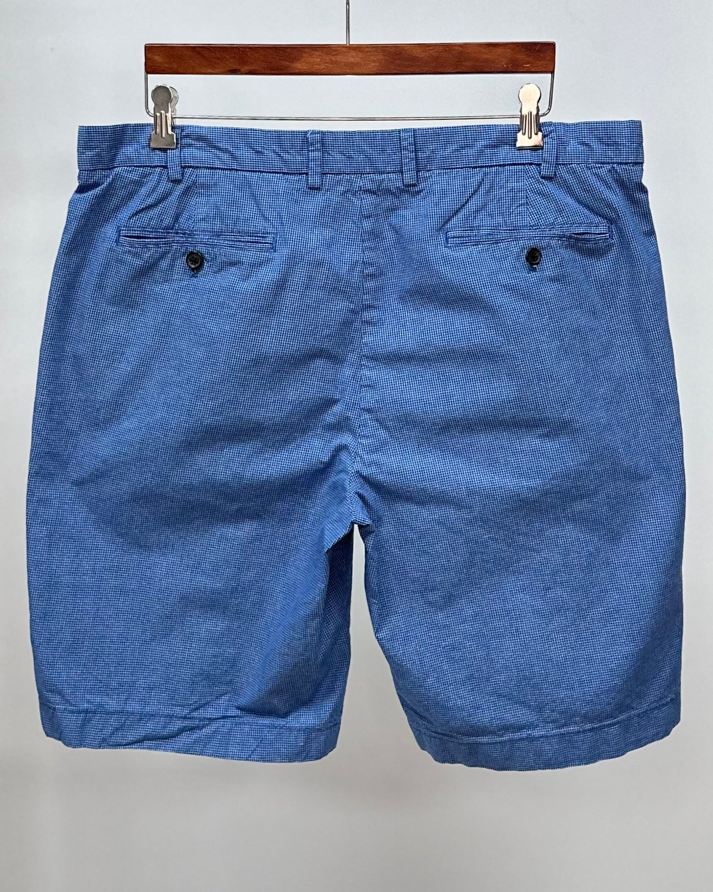 Short Casual Brooks Brothers 🐑  de finos cuadros en color azul y blanco celeste talla 40