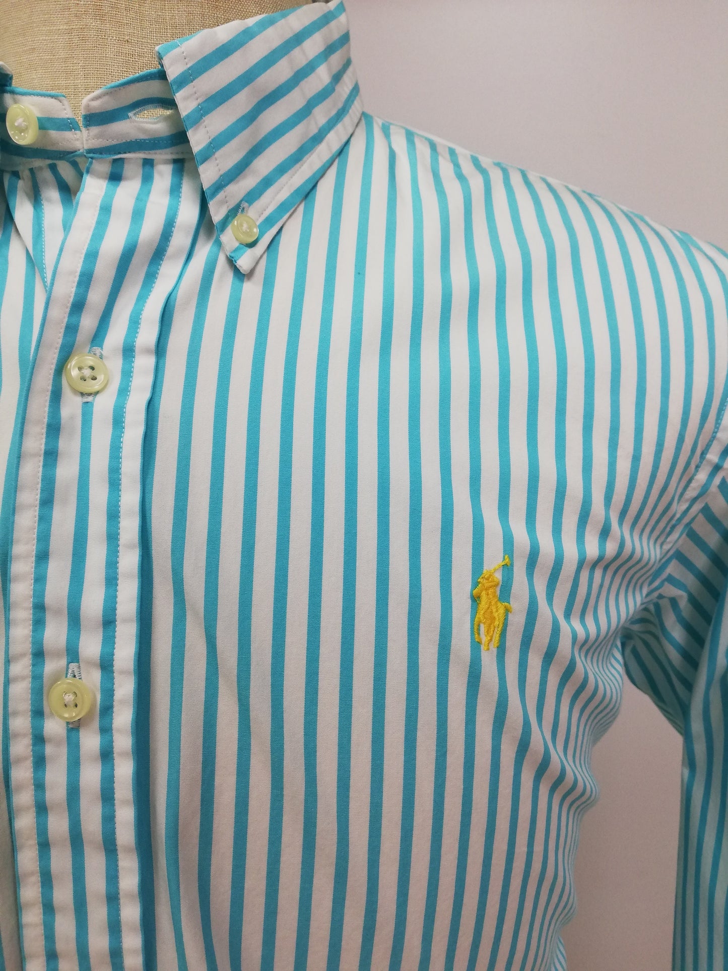 Camisa Polo Ralph Lauren 🏇🏼 Color blanco con patron de rayas en color turquesa Talla L Entalle Regular