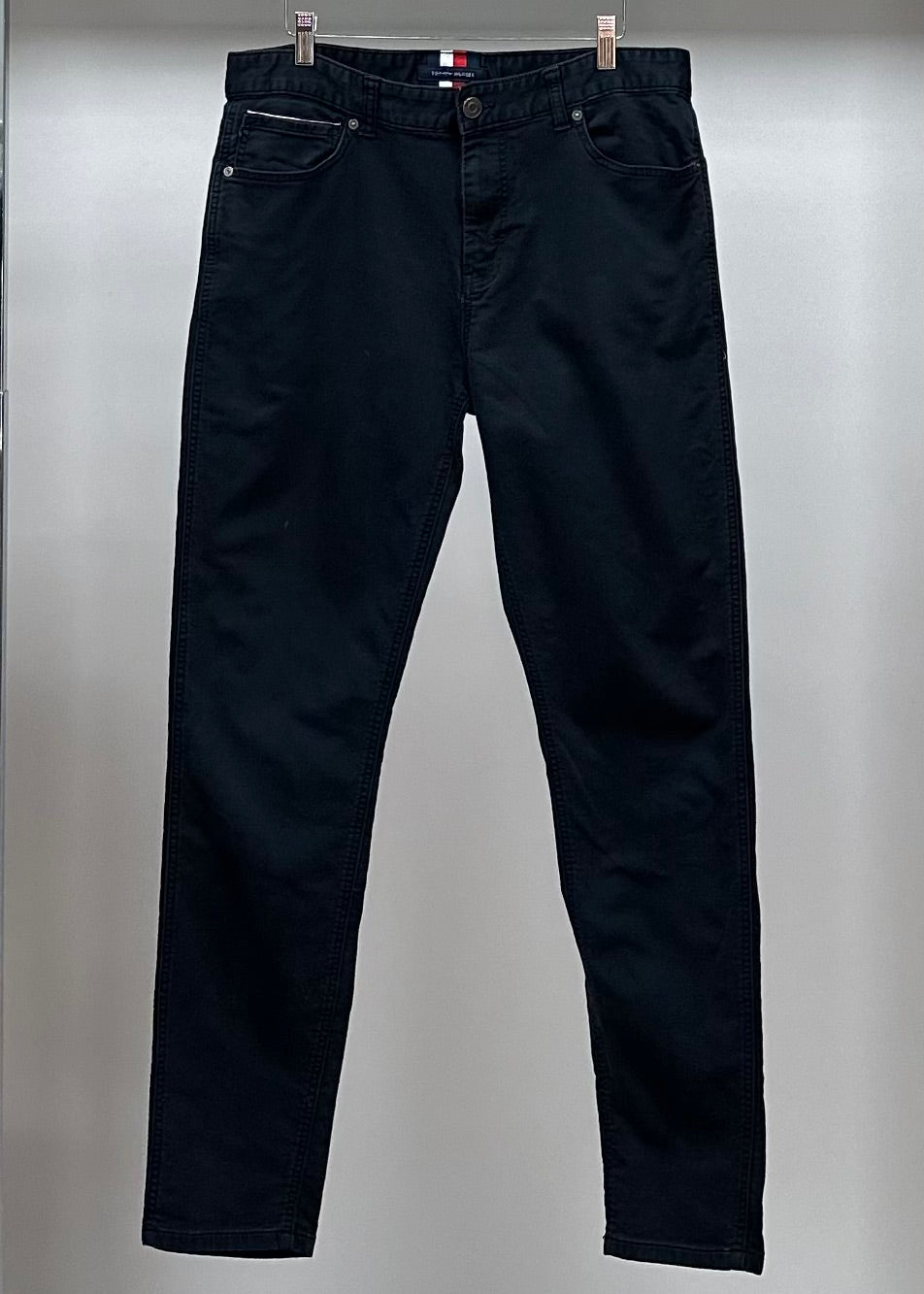 Pantalon jeans color negro Tommy Hilfiger, Talla 34x34 Corte Straight Fit