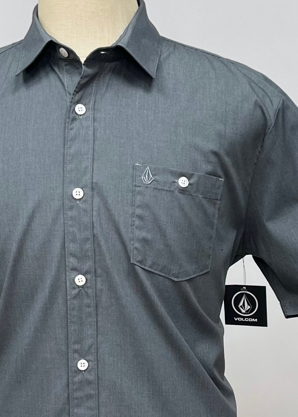 Camisa de botones Volcom 🛹 color gris oscuro y logo tradicional Talla L Entalle Clásico