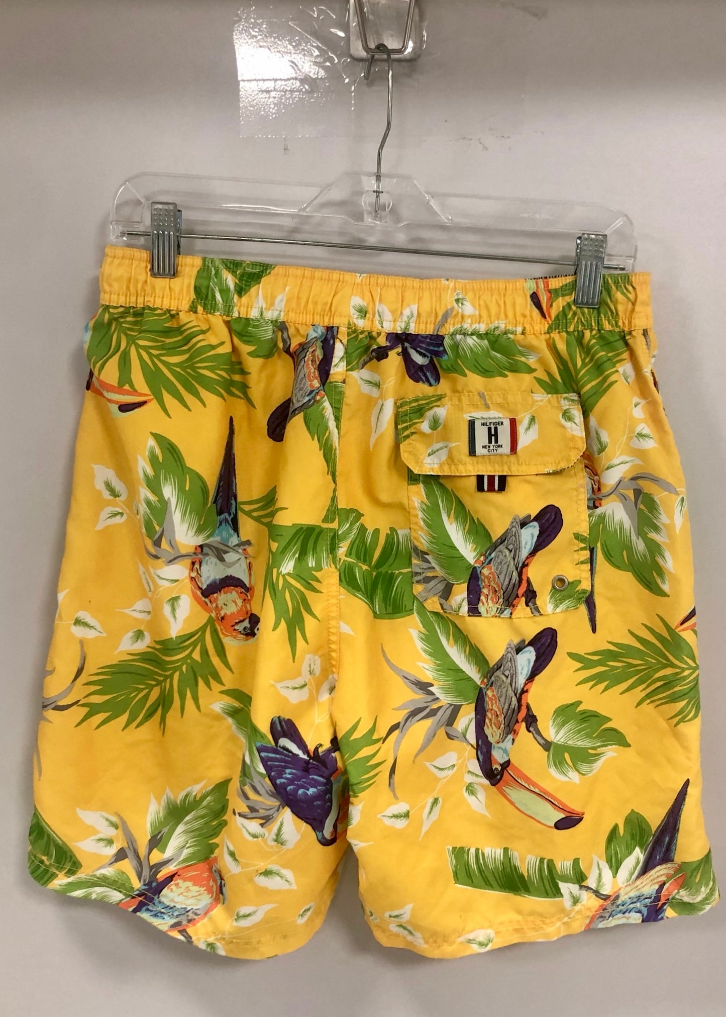 Shorts de baño Tommy Hilfiger 🇺🇸 en color amarillo con diseño de tropical talla M