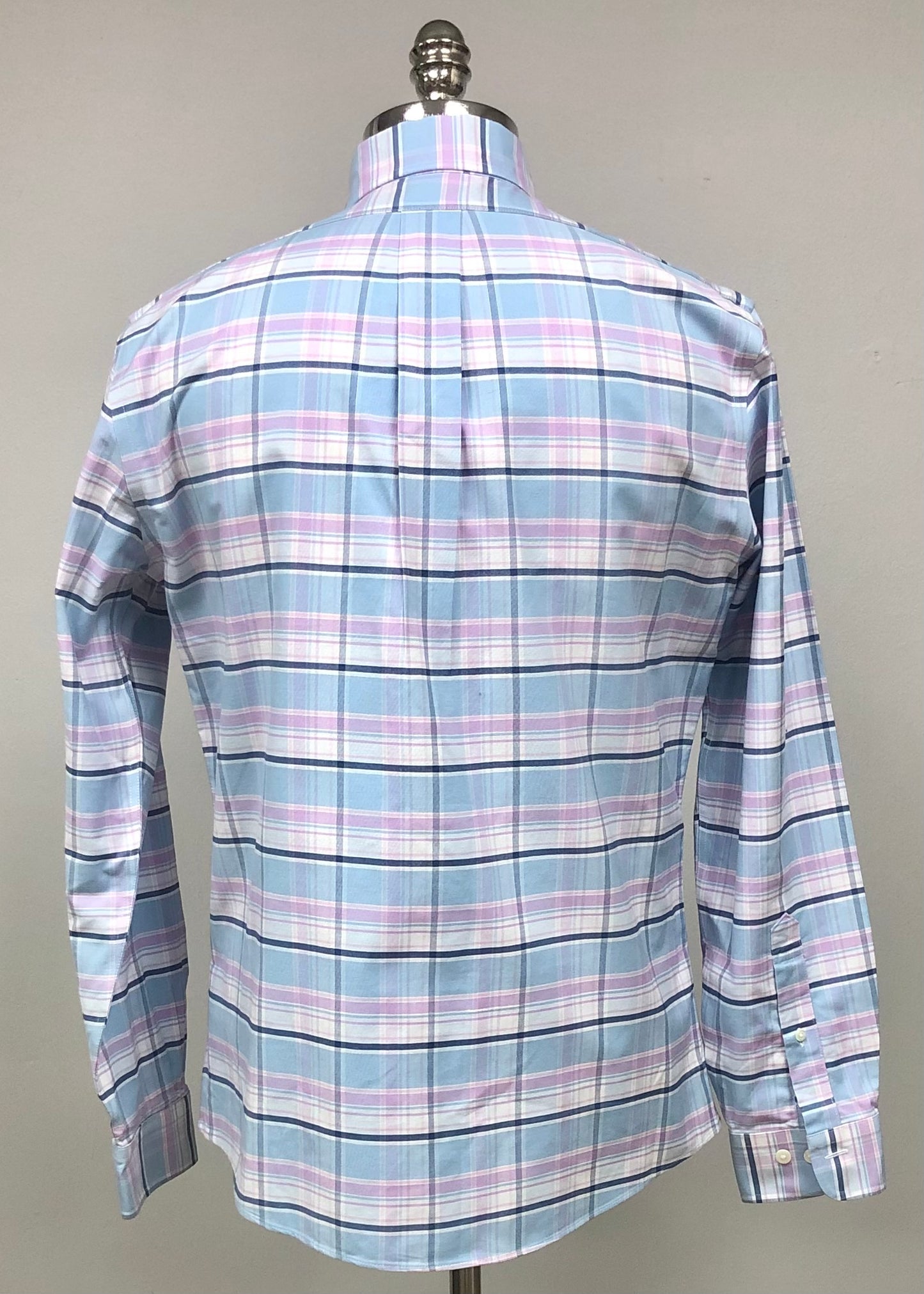 Camisa Brooks Brothers 🐑 color blanco con cuadros tartán en rosado y celeste Talla M Entalle Regular