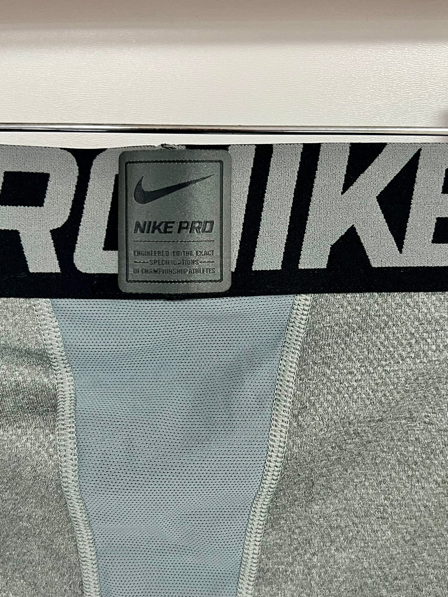 Malla de entrenamiento licra Nike ✔️ Pro Dri-FIT de 3/4 de largo para hombre en Color gris y cintura en negro Talla L