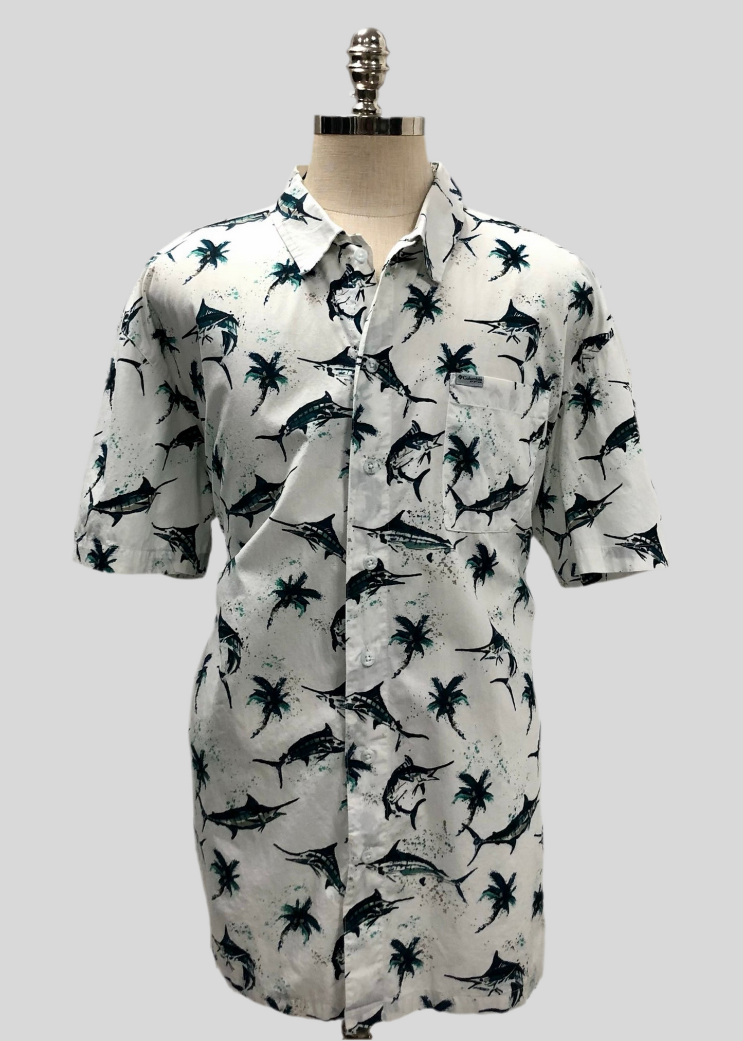 Camisa Columbia 🔹Color blanco con diseño de pez espada en azul y verde Talla XXL