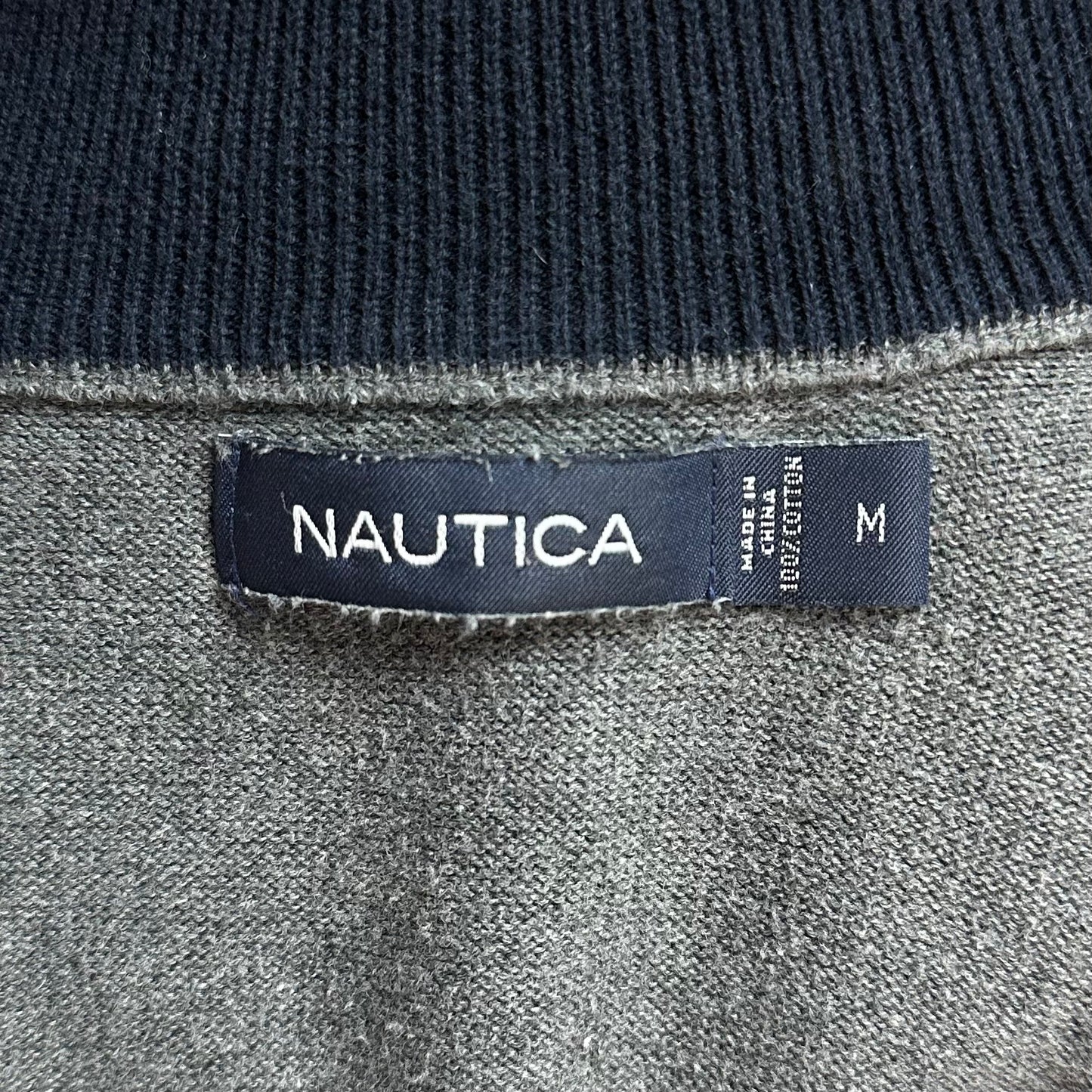 Sueter Jersey Nautica ⚓️ color gris oscuro con logo tradicional Talla M