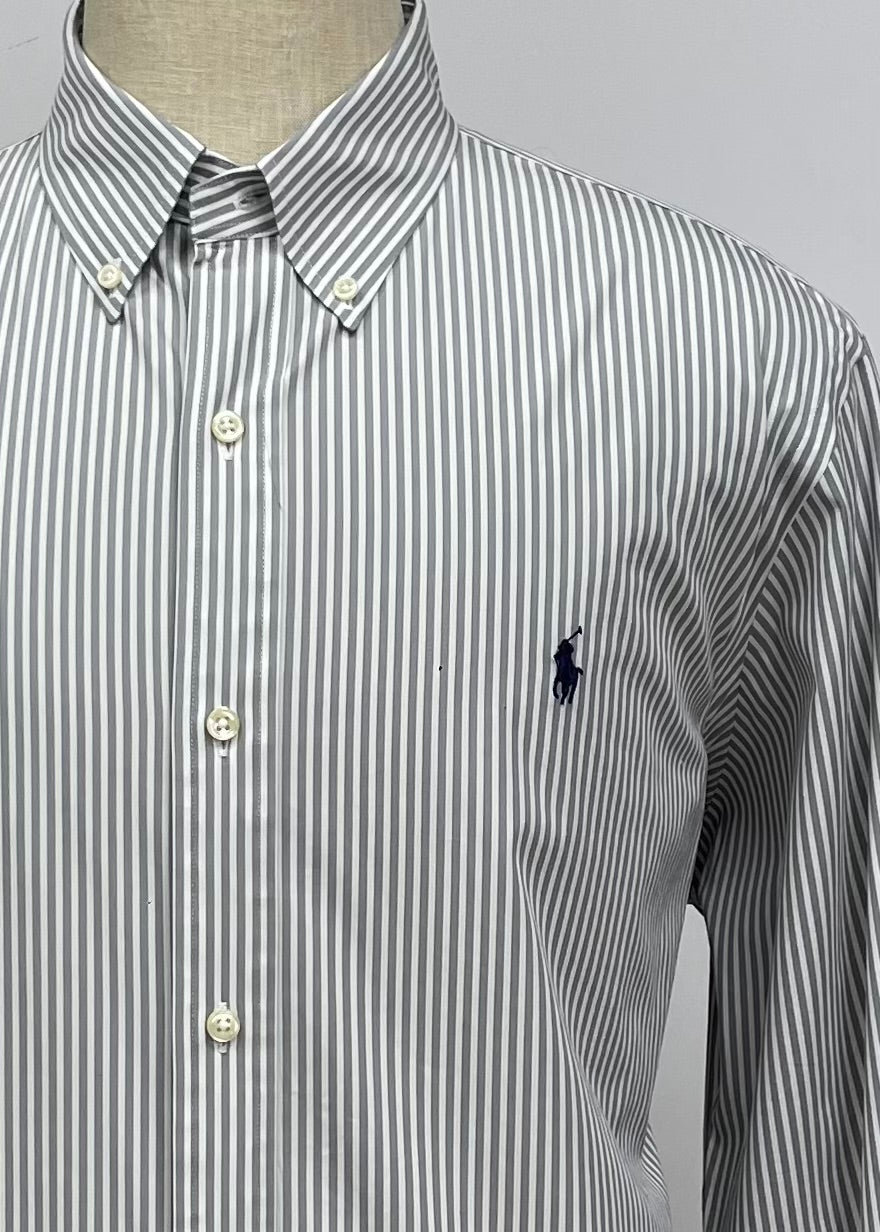 Camisa Polo Ralph Lauren 🏇🏼 color blanco con patrón de rayas en gris oscuro Talla XL Entalle Clásico