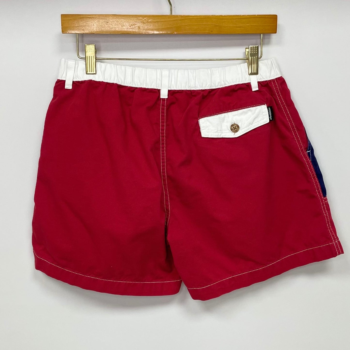 Short Casual Chubbies 🇺🇸 diseño en color rojo, azul y blanco con escudo en color dorado talla M