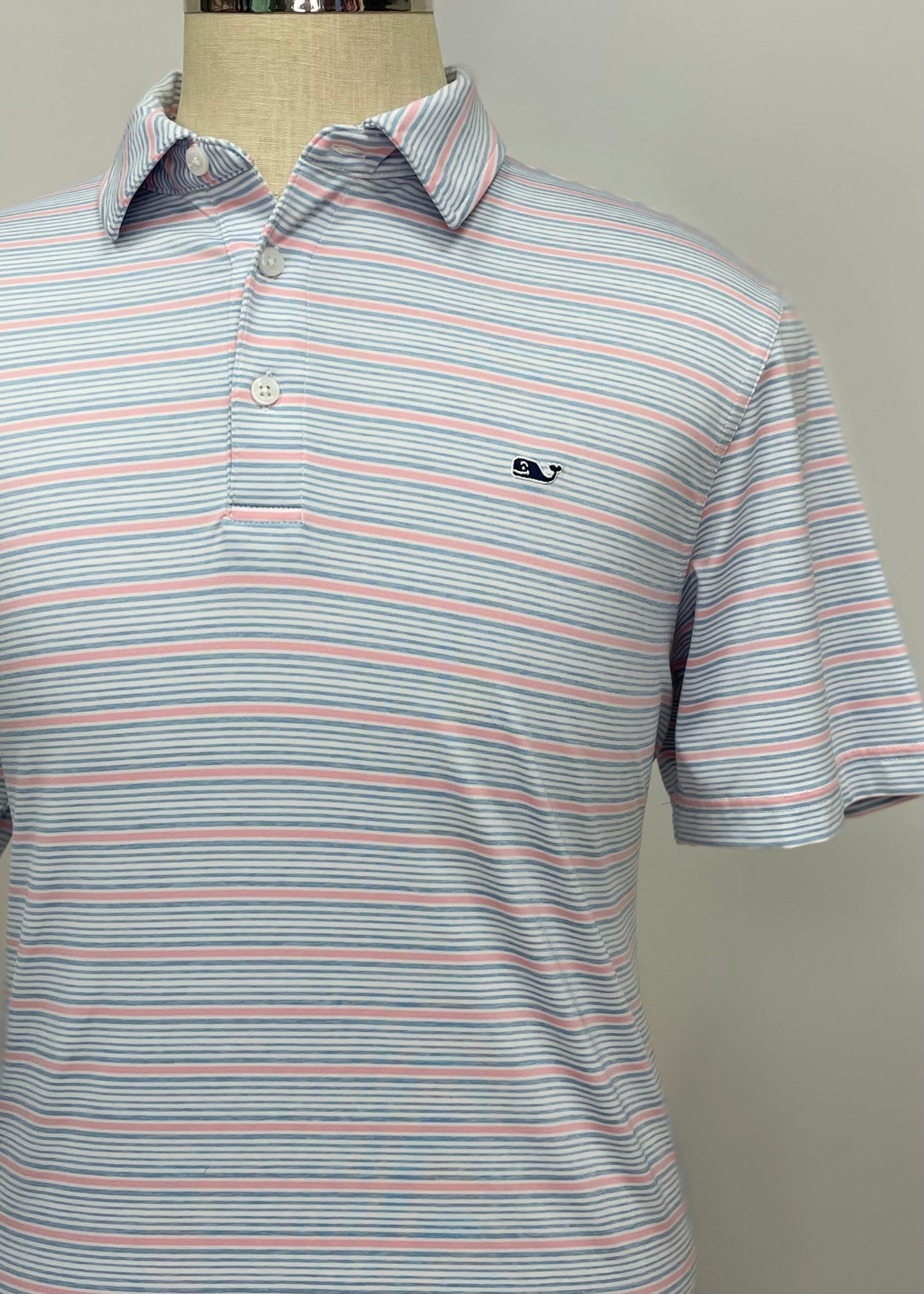 Camiseta Polo Vineyard Vines 🐳 Tela performance color blanco con rayas en color gris y rosado Talla L Entalle Regular