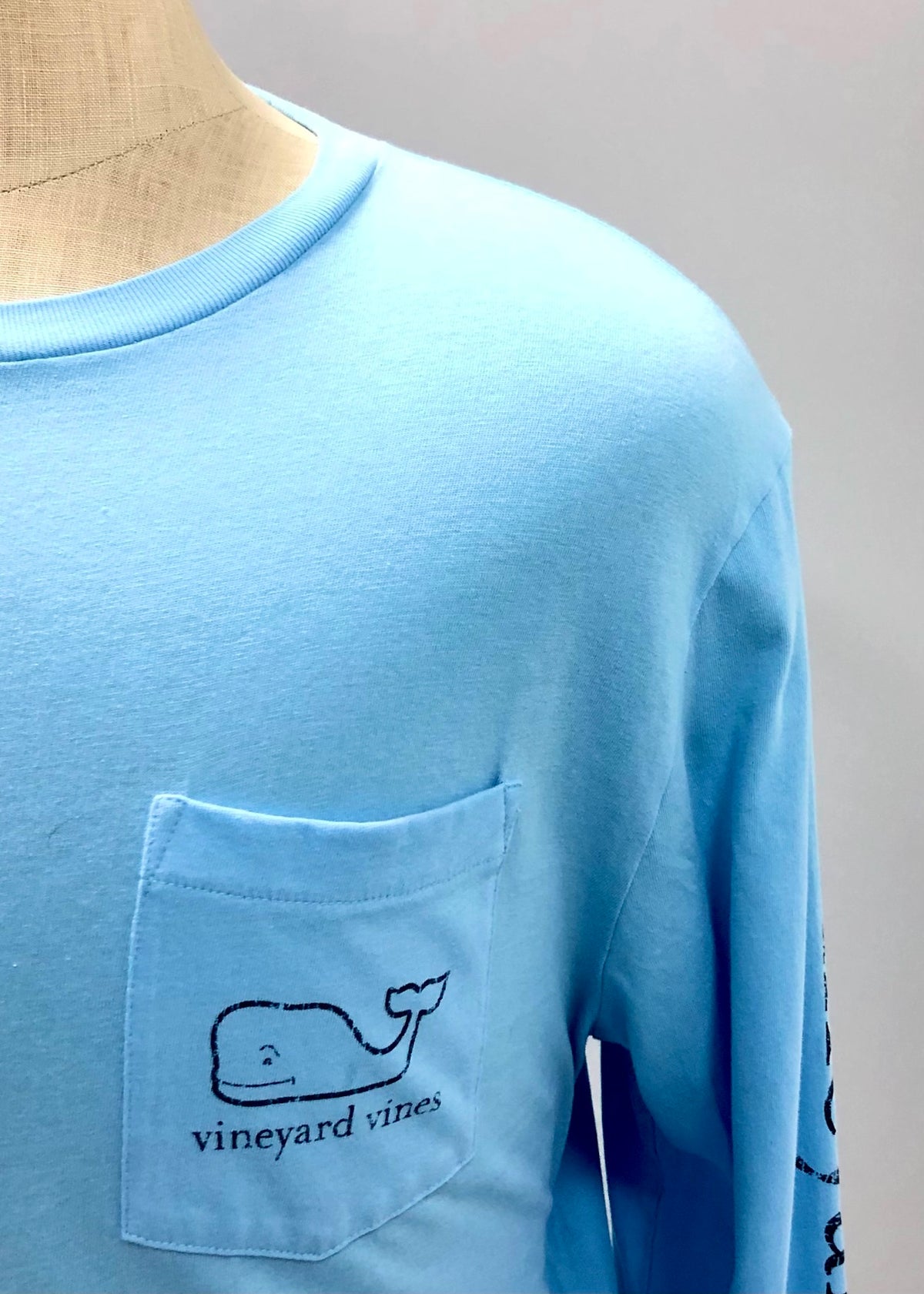 Camiseta cuello redondo Vineyard Vines 🐳 color celeste con Diseño de ballena Talla L