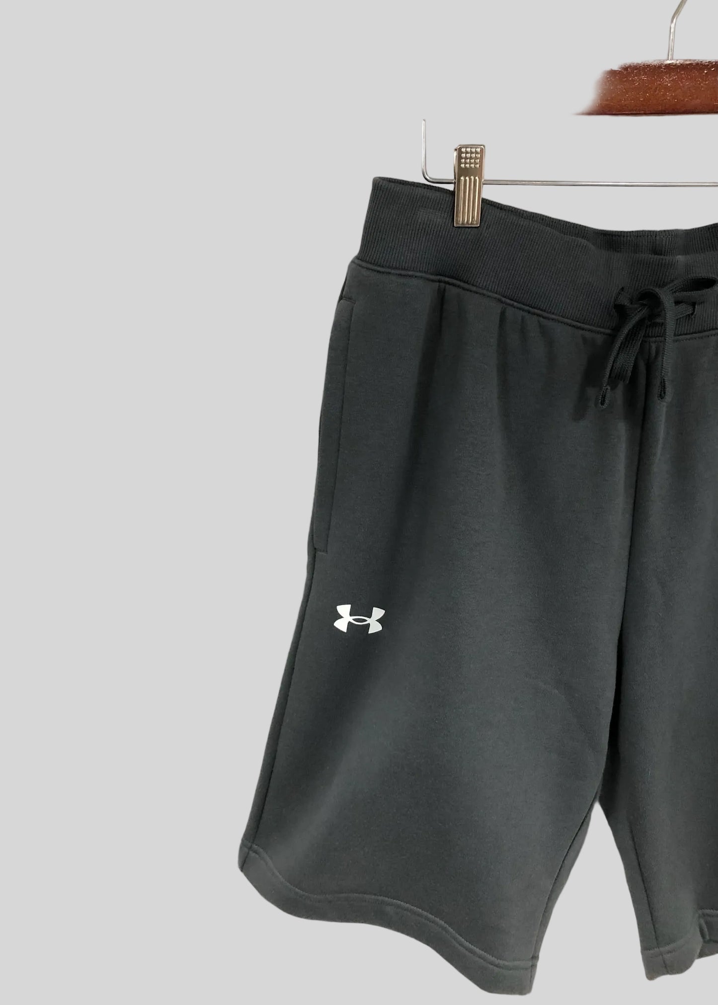 Short Lounge Under Armour 🏋🏼‍♂️ color gris oscuro y logo en blanco Talla L