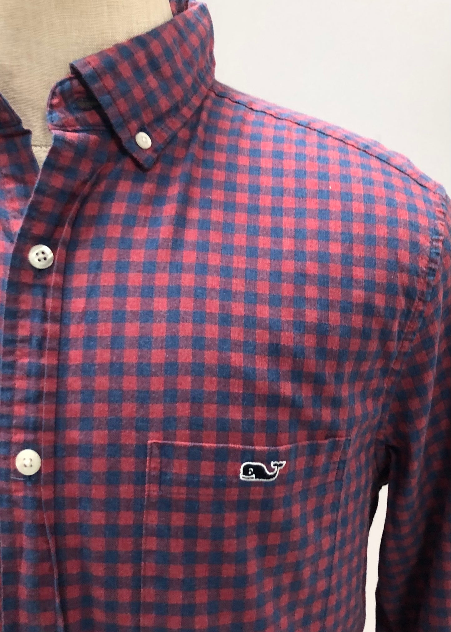 Camisa de botones Vineyard Vines 🐳 con patrón de cuadros en color rojo oscuro y azul navy Talla M Entalle Clásico