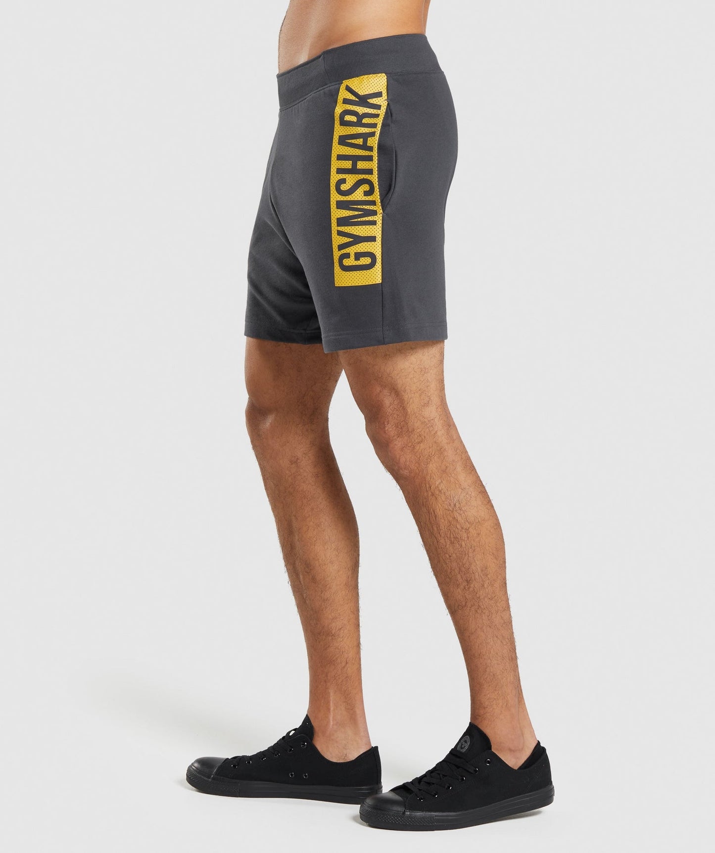 Short Lounge Gymshark 🏋🏼‍♂️ color gris oscuro y logo en amarillo Talla M