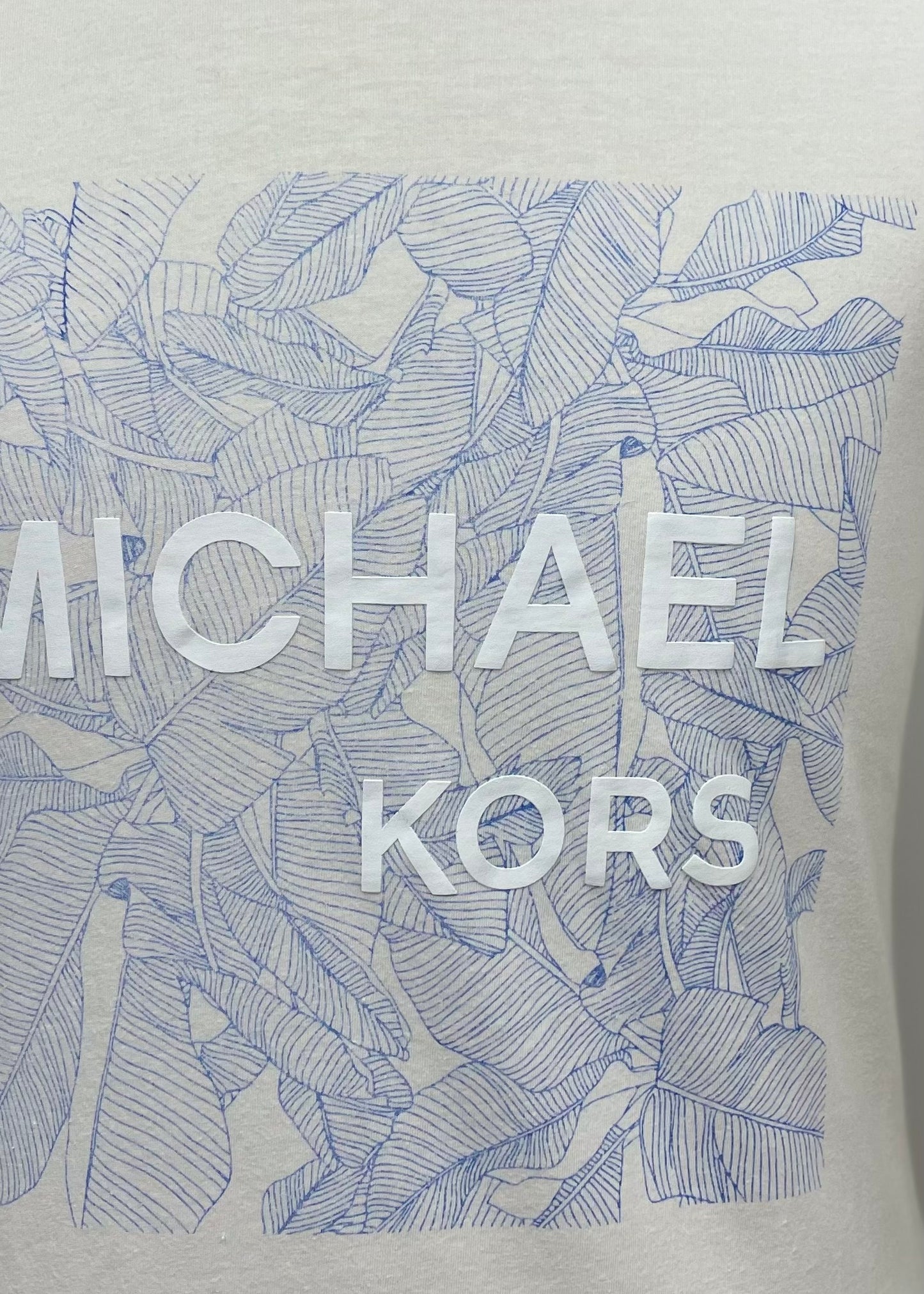 Camiseta cuello redondo Michael Kors color blanco con diseño de hojas en color azul Talla Medium