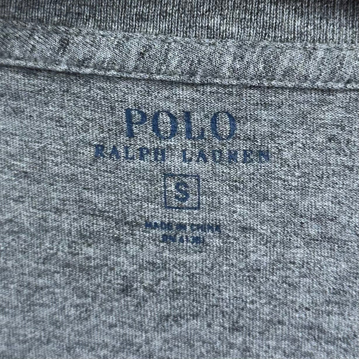 Camiseta cuello V Polo Ralph Lauren 🏇🏼 color gris oscuro Talla S Entalle Regular