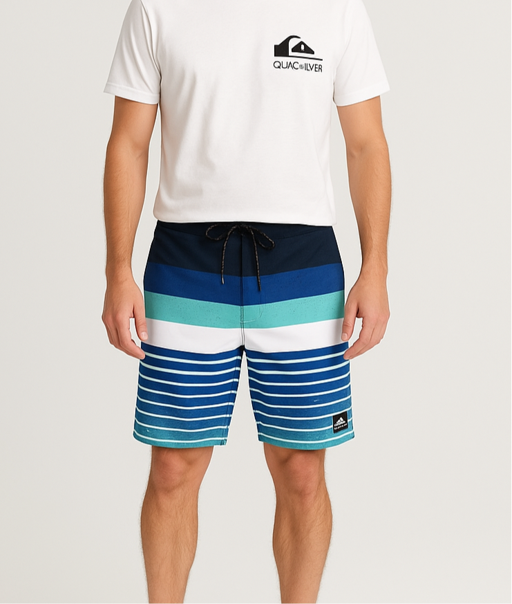 Traje de baño QuickSilver 🏄🏽‍♂️ con patrón de rayas en color azul, celeste y blanco con logo en color negro Talla Medium (32)