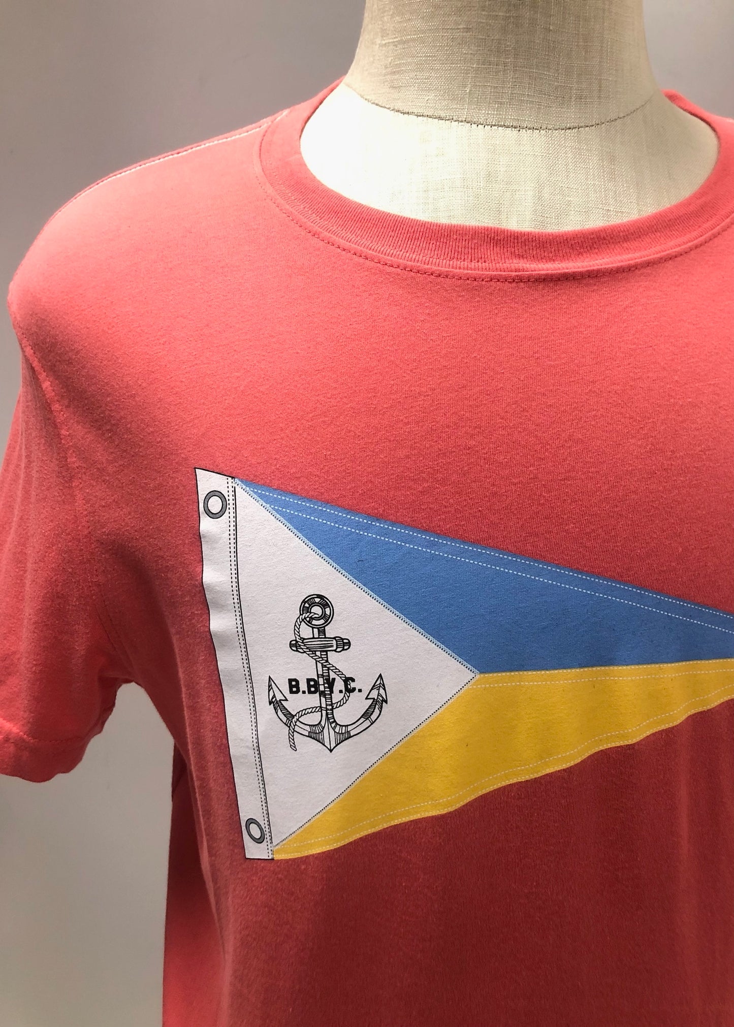 Camiseta cuello redondo Brooks Brothers 🐑 color rosado magenta y diseño de bandera nautica Talla M (ver descripción)