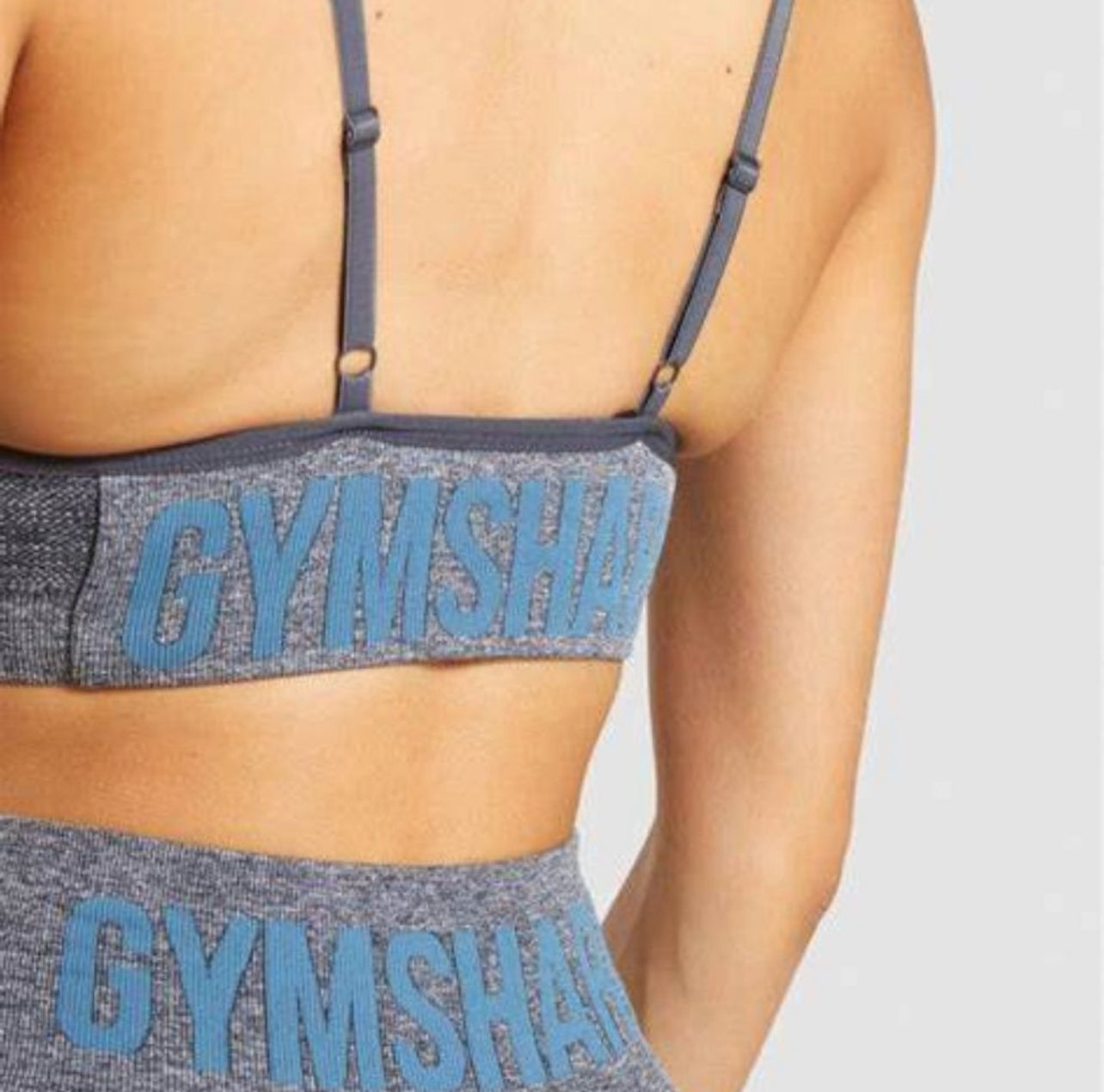 Sujetador de tiras deportivo de mujer Gymshark Performance en color gris con logo en azul Talla S