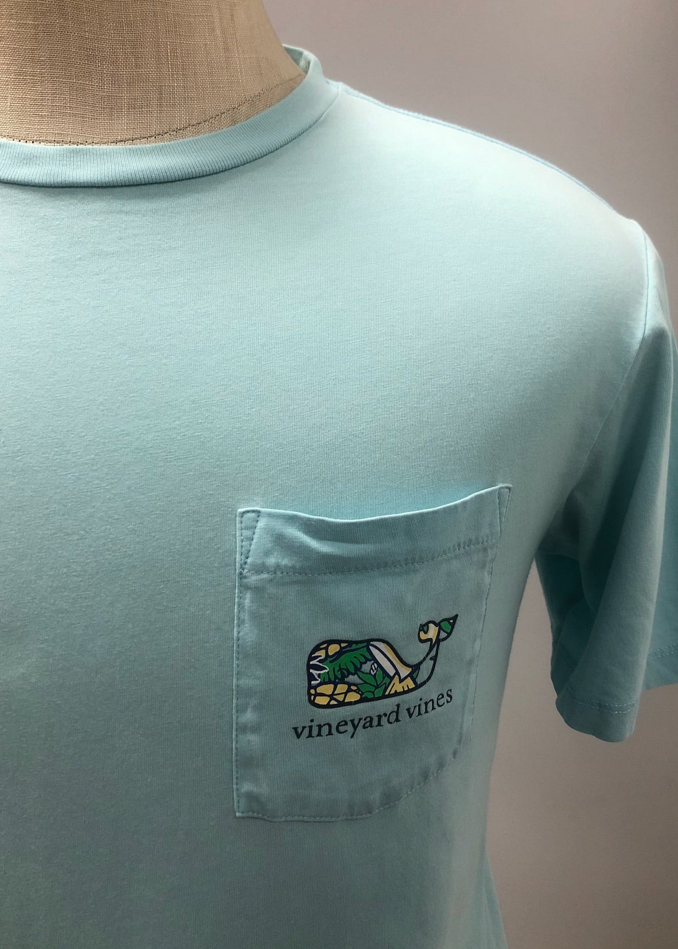 Camiseta cuello redondo Vineyard Vines 🐳 color verde con diseño de ballena en Talla S