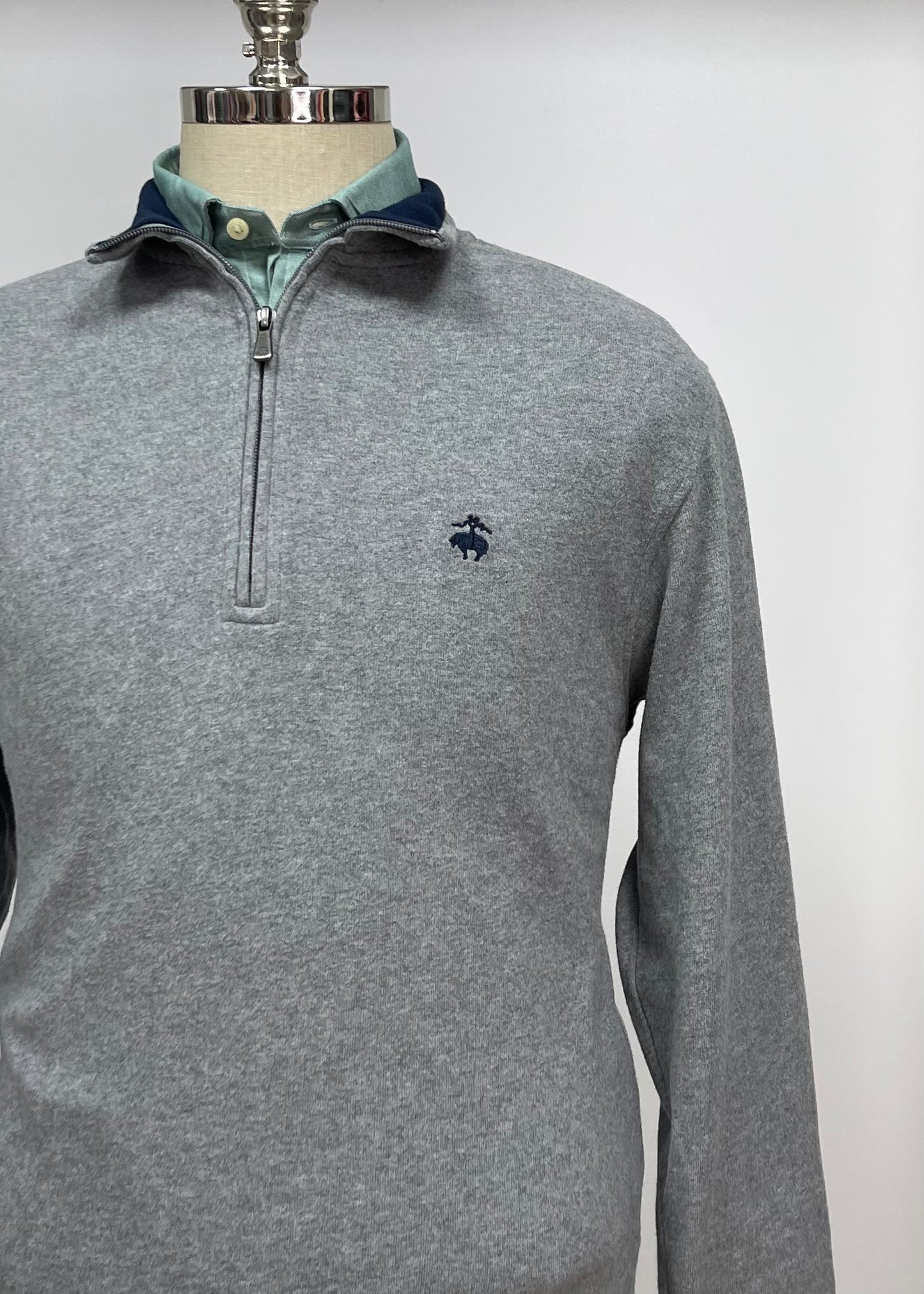 Sueter Jersey Brooks Brothers 🐑 color gris oscuro con logo celeste Talla M