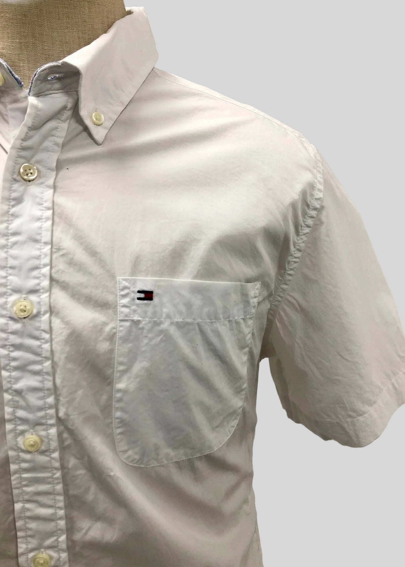 Camisa de botones Tommy Hilfiger 🇺🇸 en color blanco Talla M Entalle Clásico