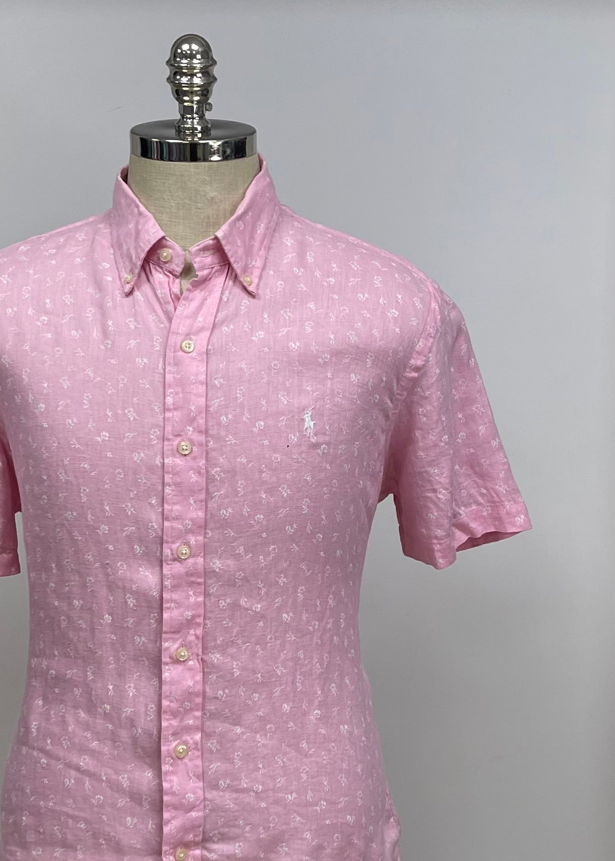 Camisa Polo Ralph Lauren 🏇🏼 de Lino en color rosado claro con patron de rosas en color blanco Talla L Entalle Regular