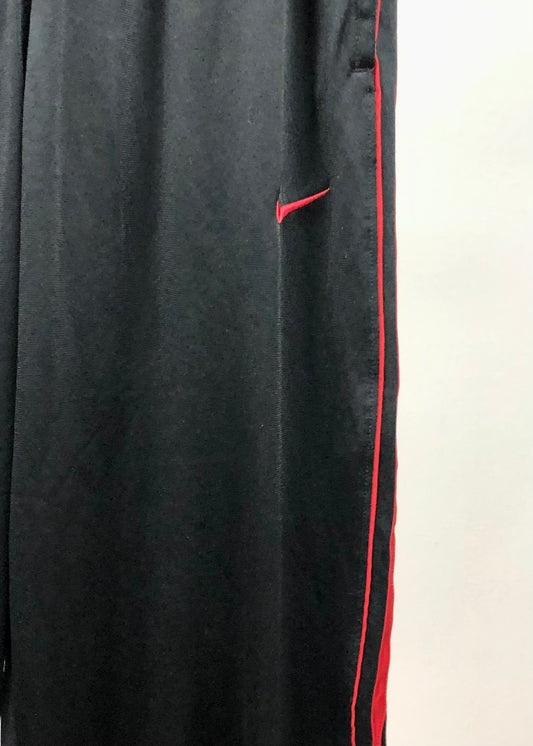 Pantalon Jogger marca Nike ✔️ Color negro con lineas laterales en color rojo Talla L